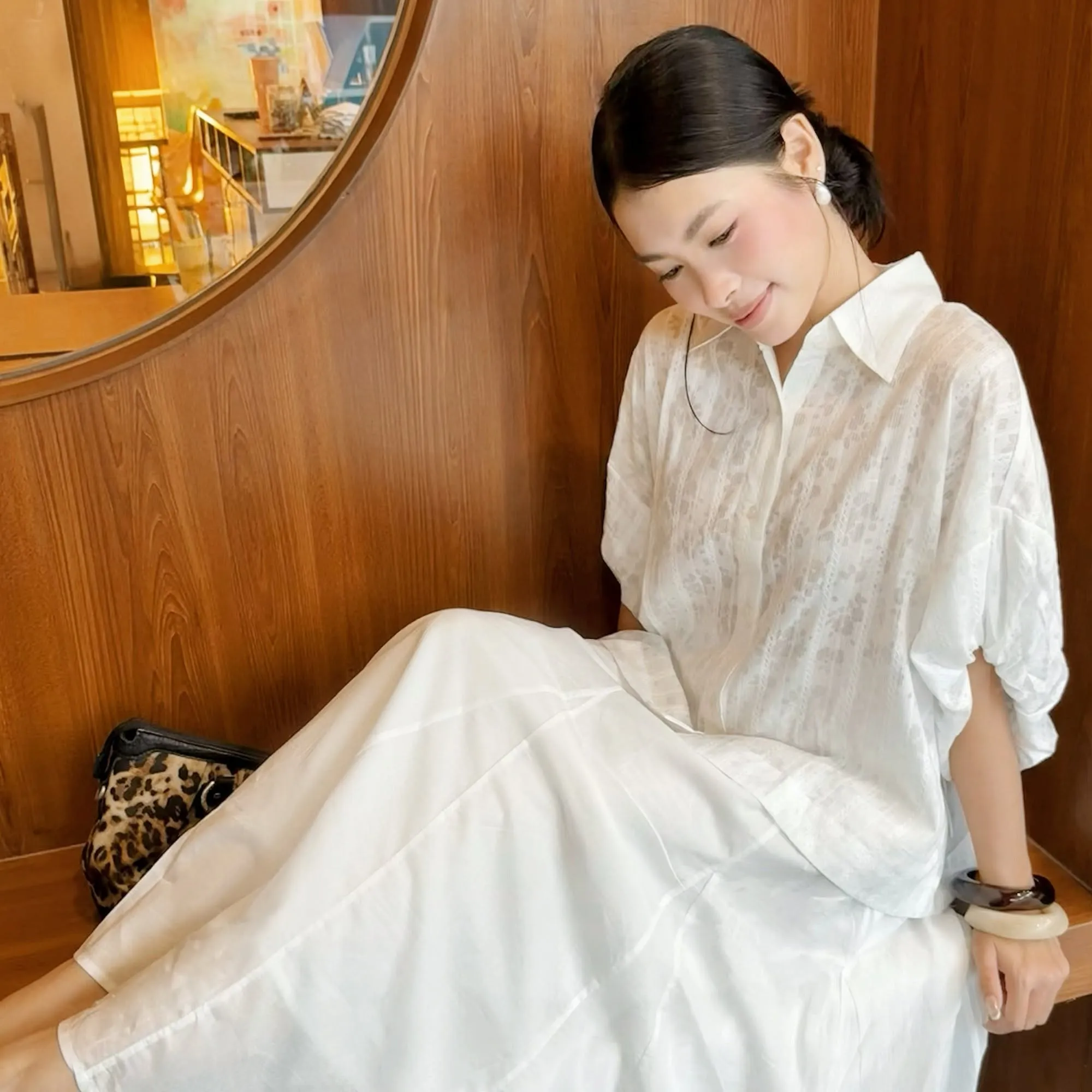 Váy dài nhẹ nhàng là gợi ý phối đồ nữ tính khi ngắm hoa anh đào tại khu vực núi Phú Sĩ