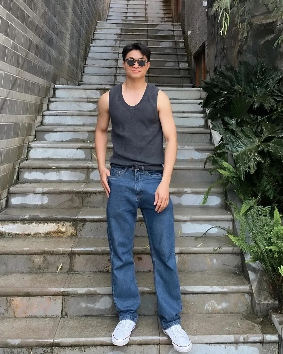 Phối đồ cho nam với quần jean và màu ghi đậm cá tính (Nguồn: Routine)