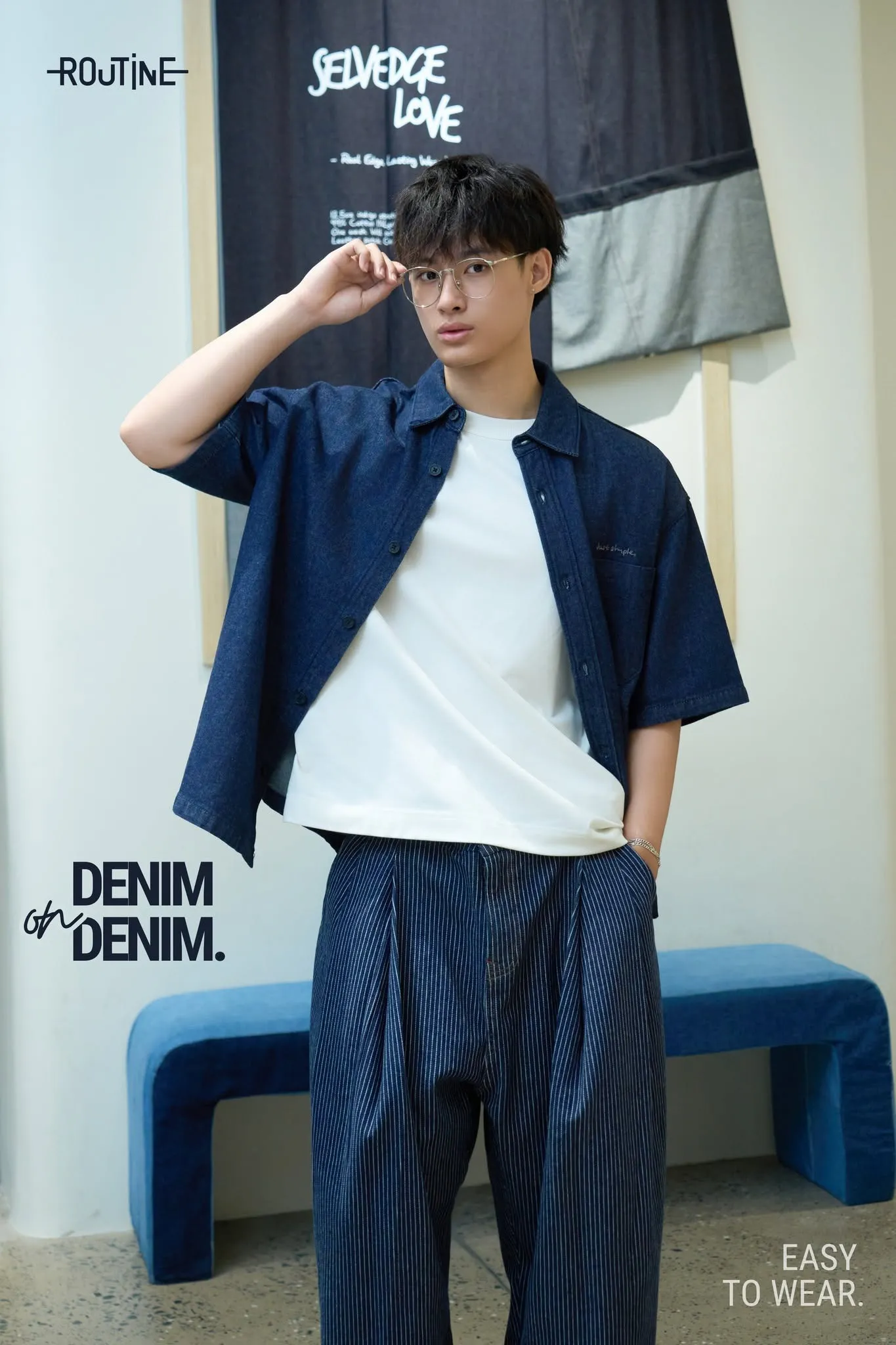 Sơ mi denim khoác ngoài áo thun trắng phối quần sọc ống rộng năng động