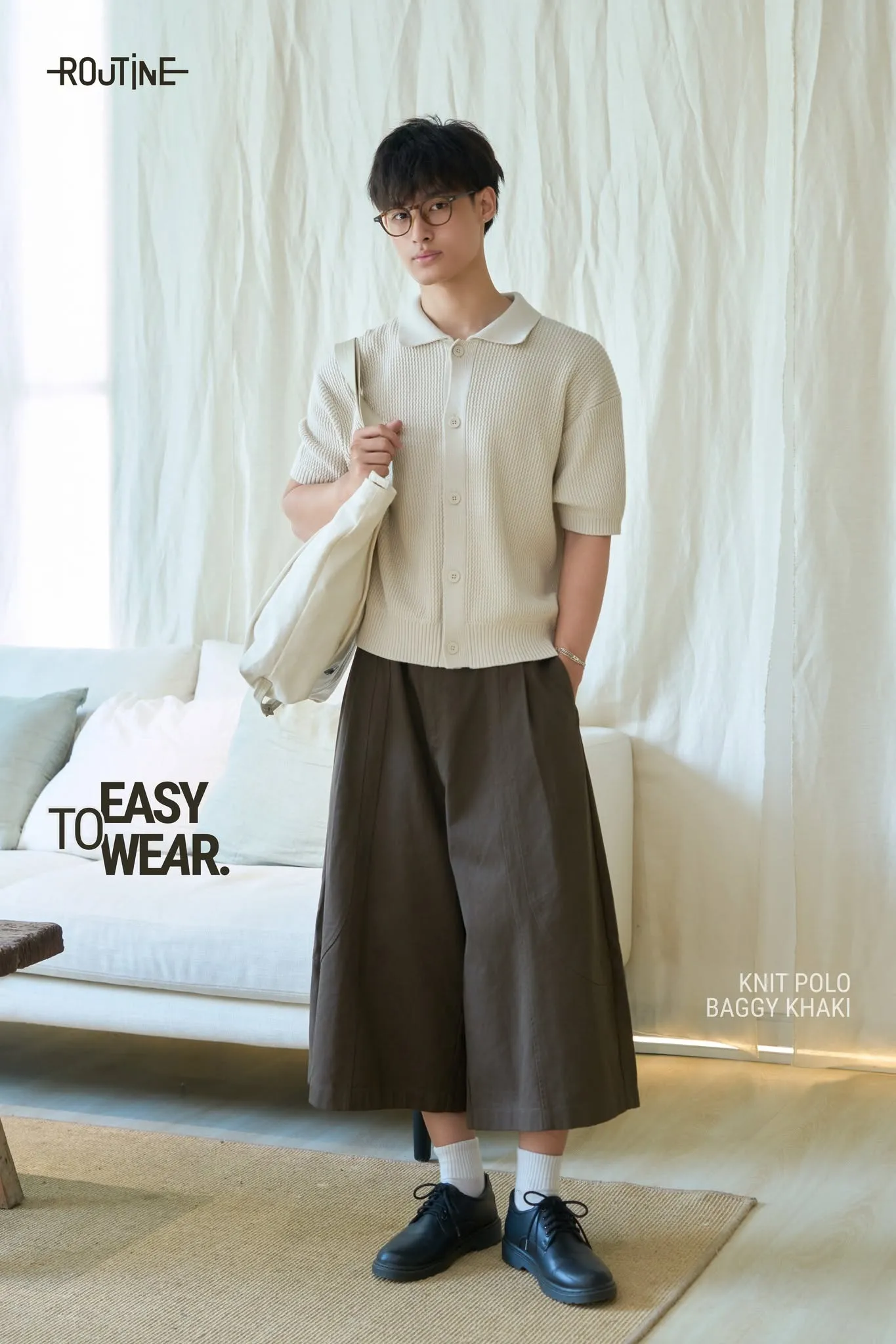 Áo polo dệt kim màu kem phối quần baggy nâu theo phong cách tối giản