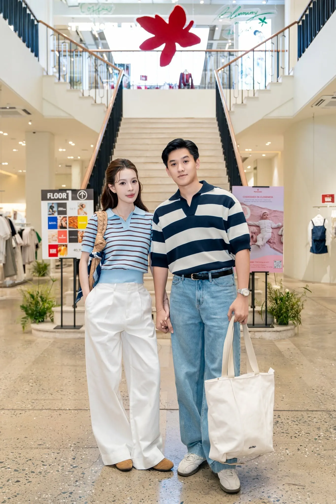 Áo polo kẻ ngang xanh navy phối quần jeans xanh nhạt theo phong cách casual