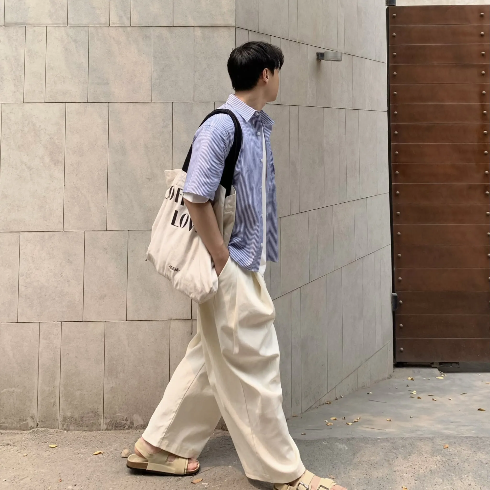 Sơ mi kẻ sọc xanh nhạt phối quần ống rộng màu kem theo phong cách casual