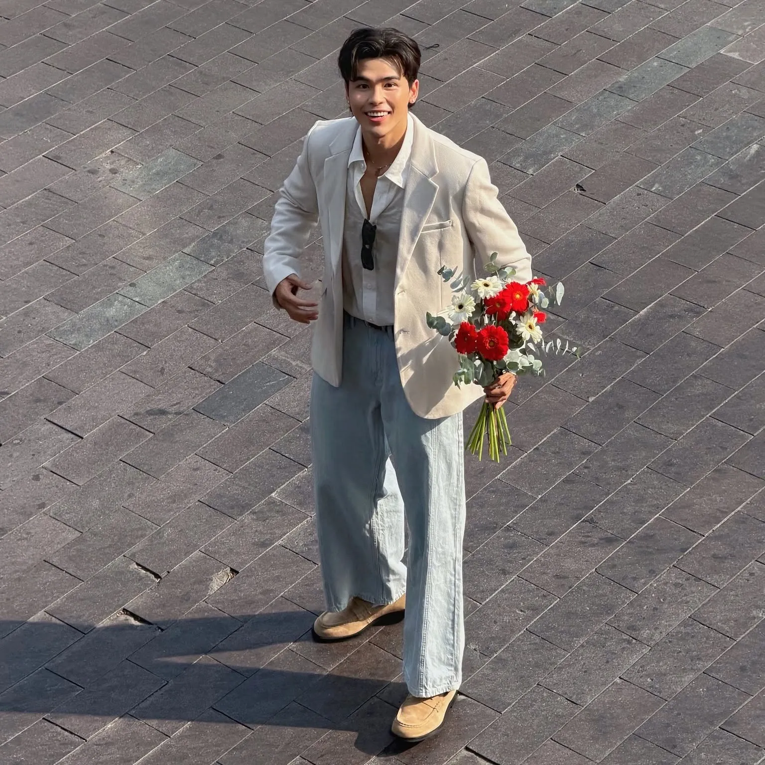Blazer màu kem phối sơ mi trắng và quần jeans ống suông hiện đại