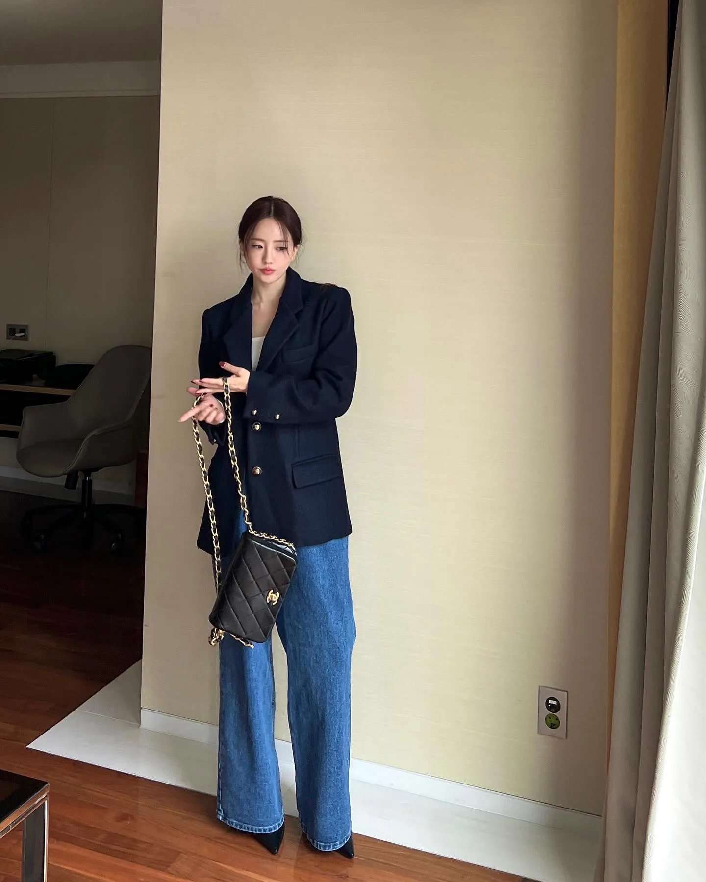 Phối đồ Tết với quần jean ống suông và áo blazer thanh lịch