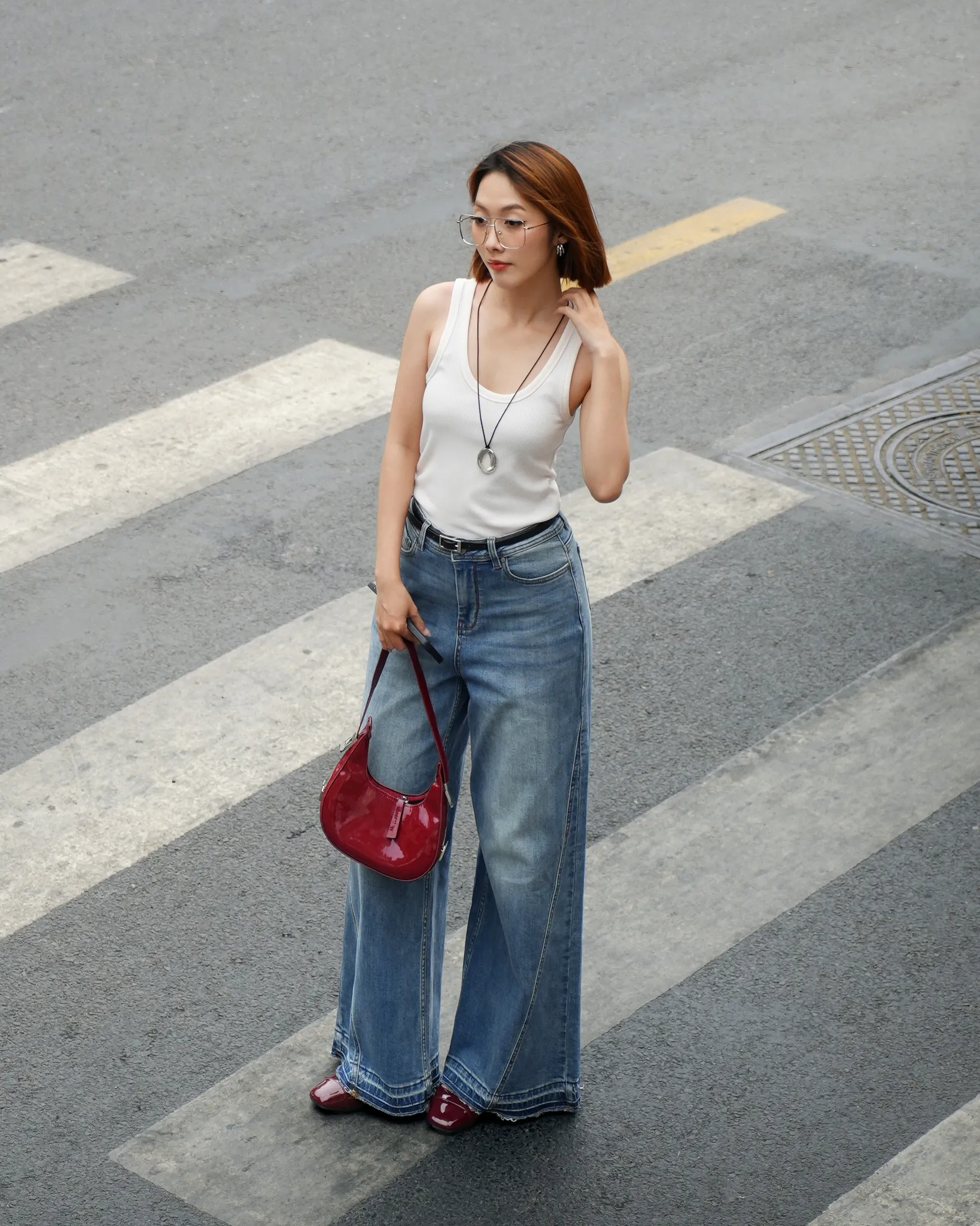 Áo tanktop 2 dây + quần jeans ống rộng tạo nên set đồ cá tính