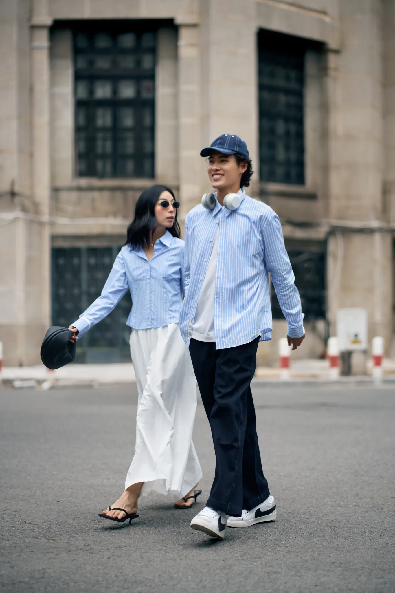 chân váy trắng dài phối với áo croptop