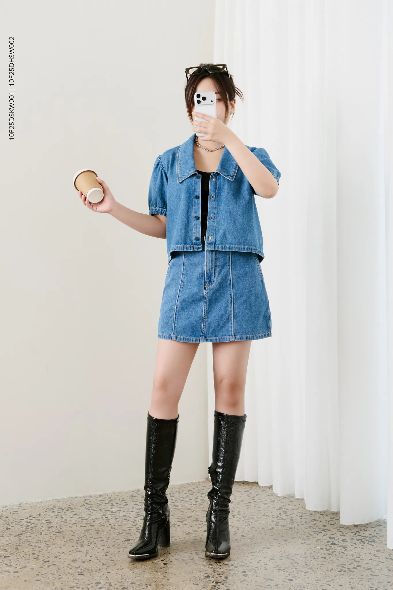 Outfit denim tone sur tone với chân váy jeans ngắn đầy năng lượng