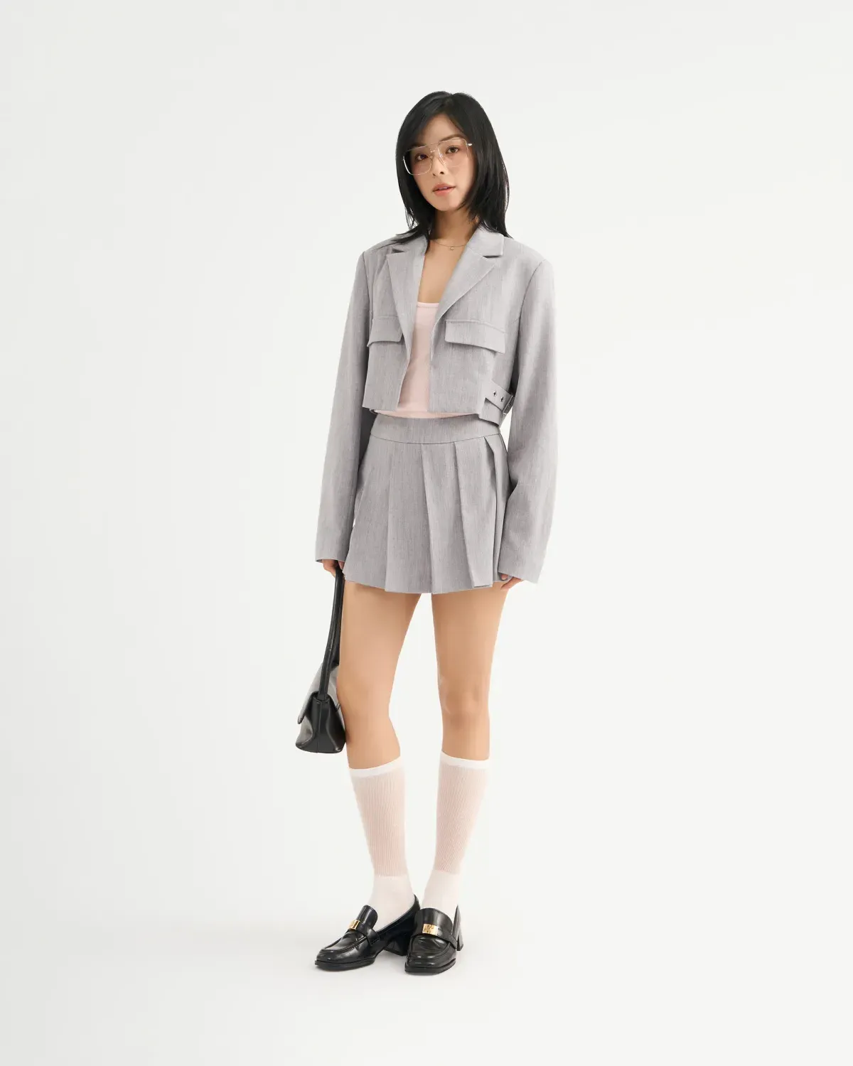 Outfit cho nàng công sở hiện đại với chân váy xếp ly phối cùng blazer croptop
