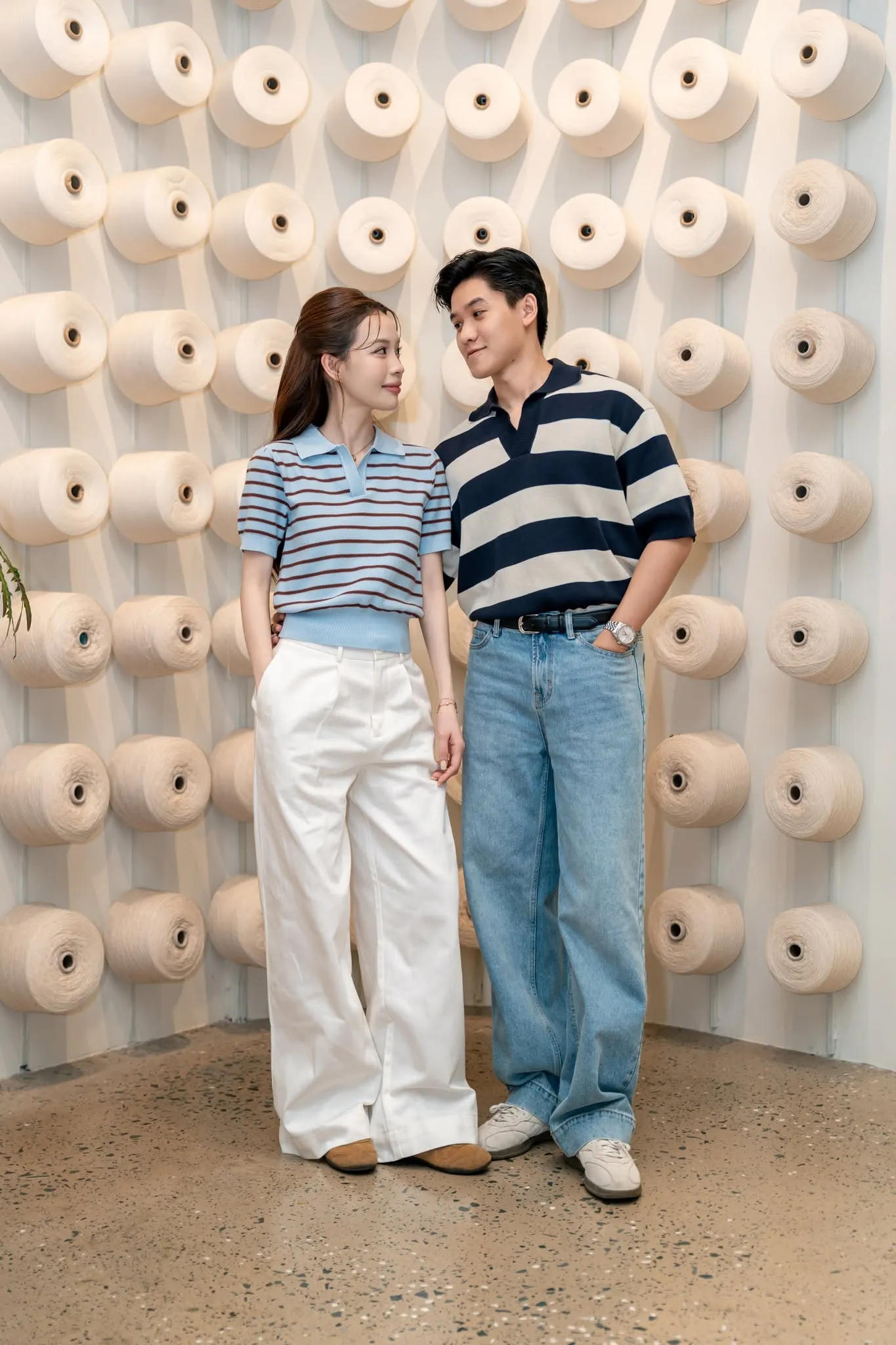Áo polo xanh sọc phối quần trắng tạo diện mạo nhẹ nhàng cho ngày xuống phố