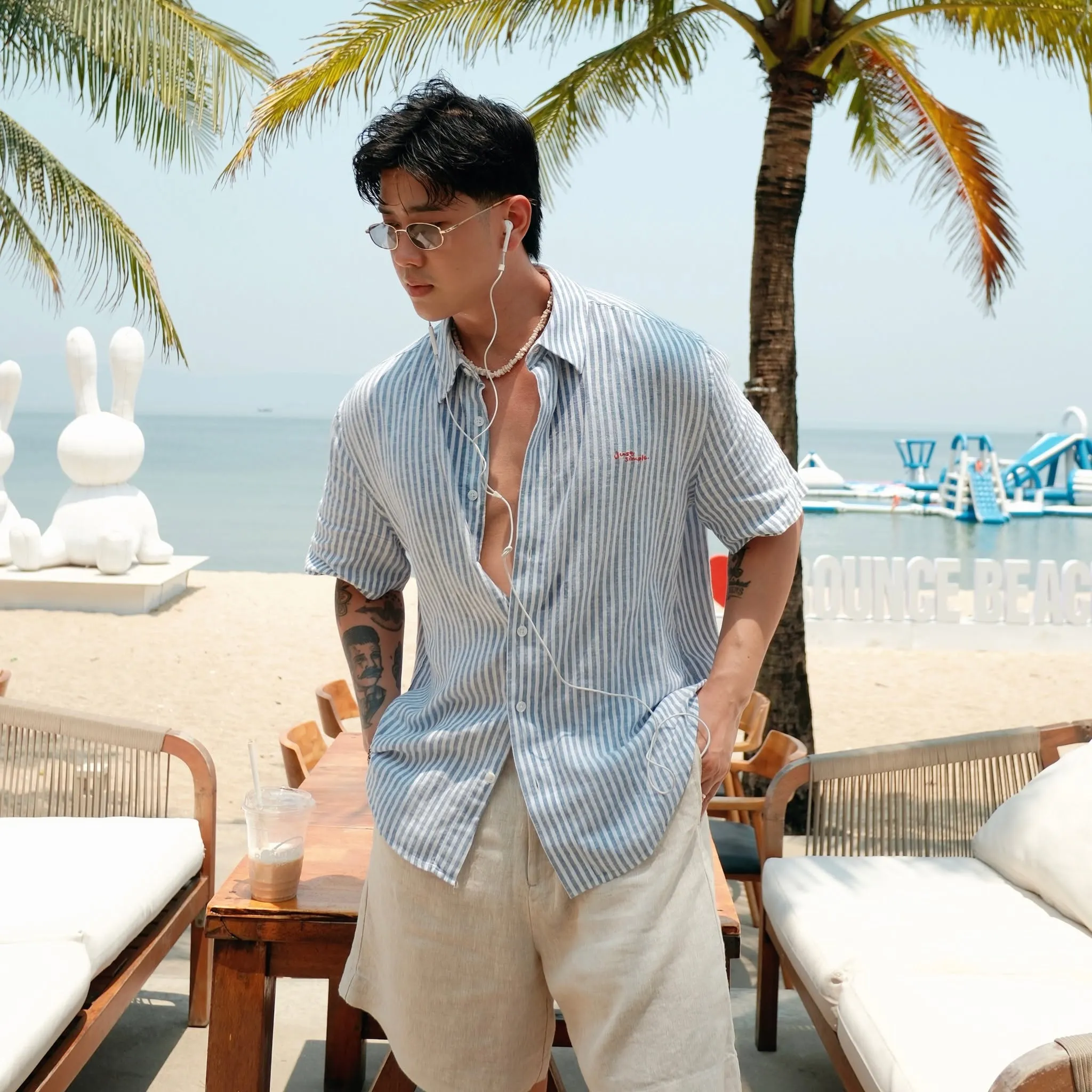 Sơ mi xanh sọc phối short linen cho outfit du lịch biển phóng khoáng