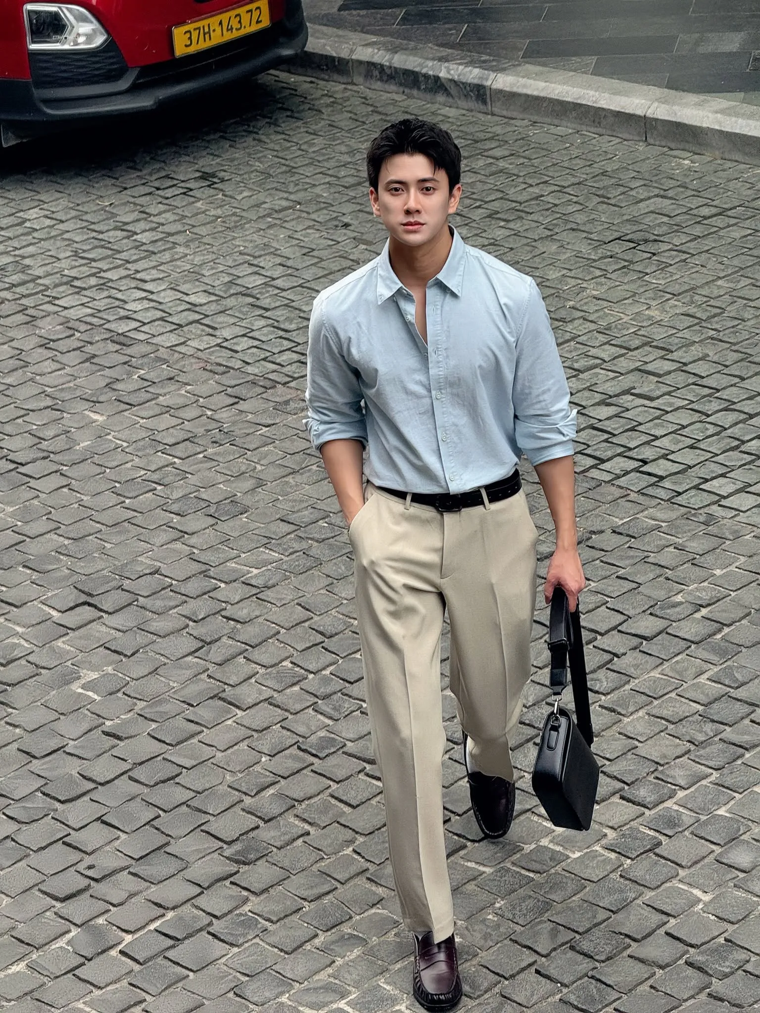 Sơ mi xanh da trời phối quần tây be cho outfit công sở hiện đại