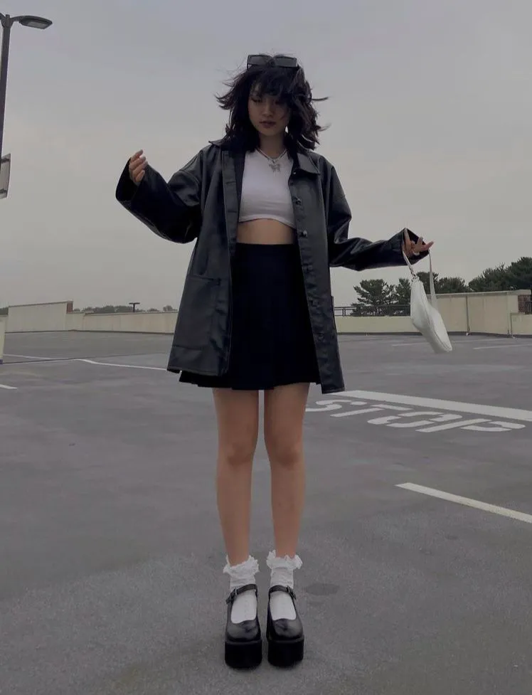 Giày lolita mix cùng áo khoác da cá tính, chất lừ (Nguồn: Internet)