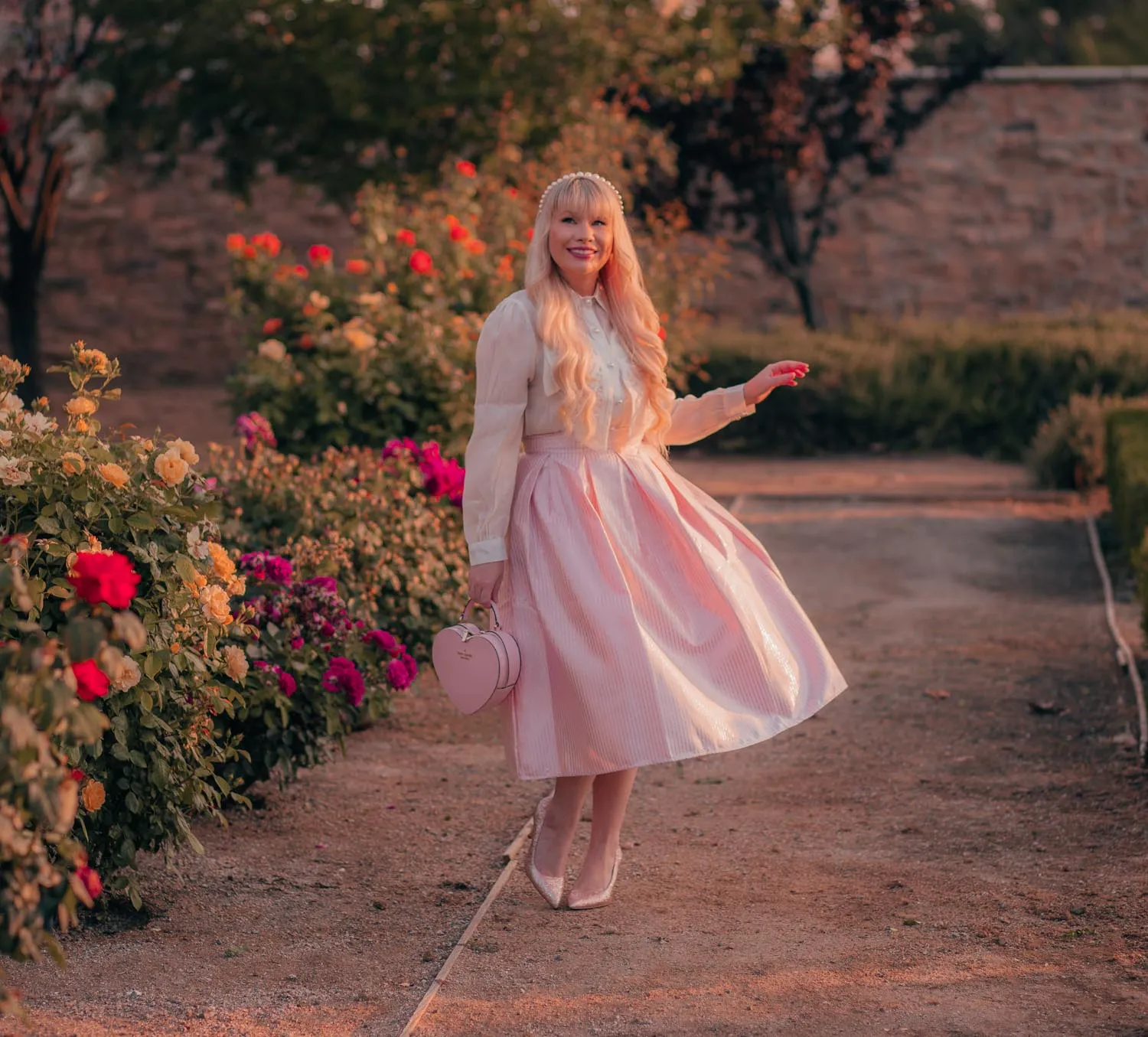Ngọt ngào, chuẩn vibe “tiểu thư” trong outfit phối hồng pastel và trắng (Nguồn: Internet)