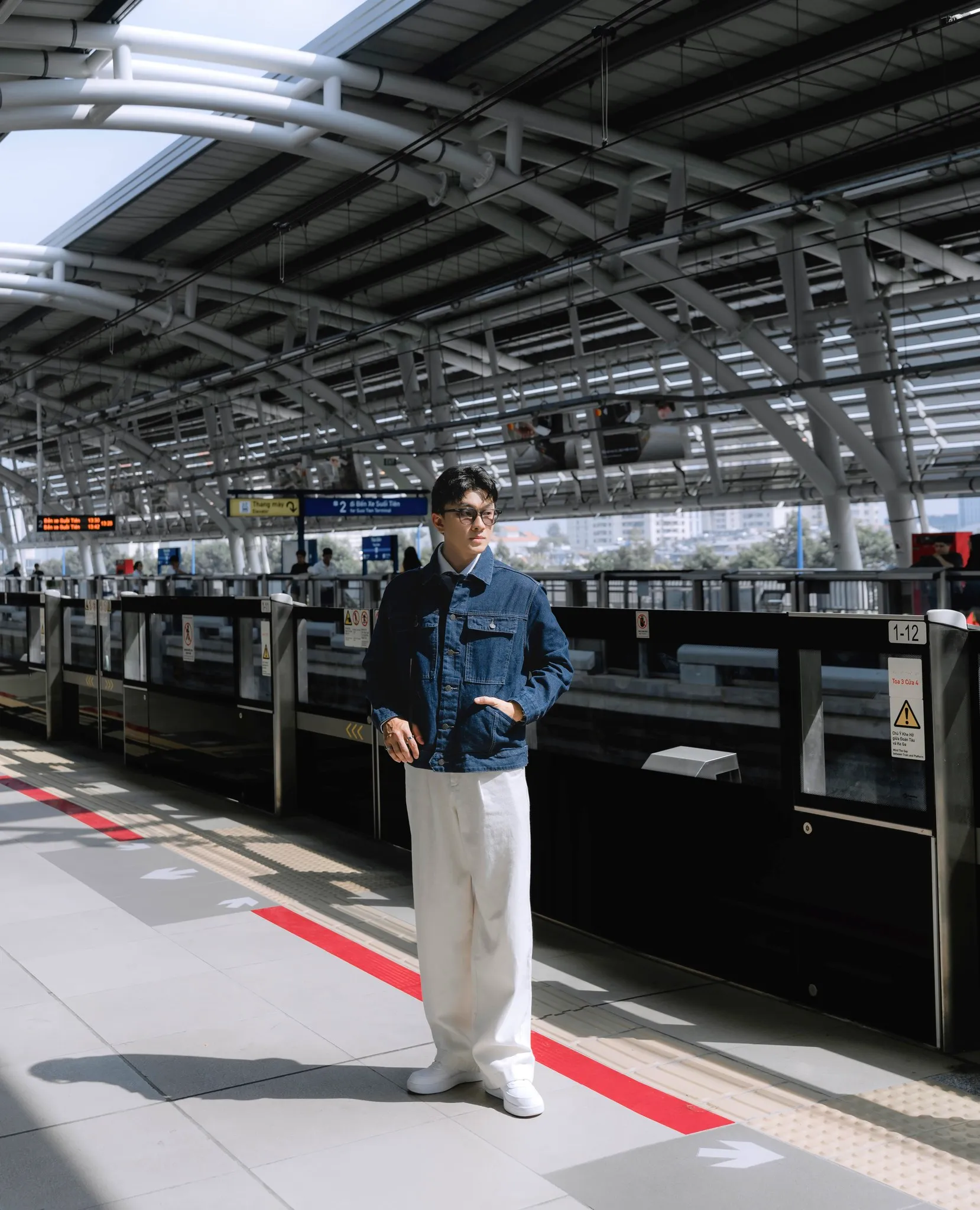 Phối quần ống rộng nam với áo khoác jeans cá tính và mạnh mẽ (Nguồn: Routine)