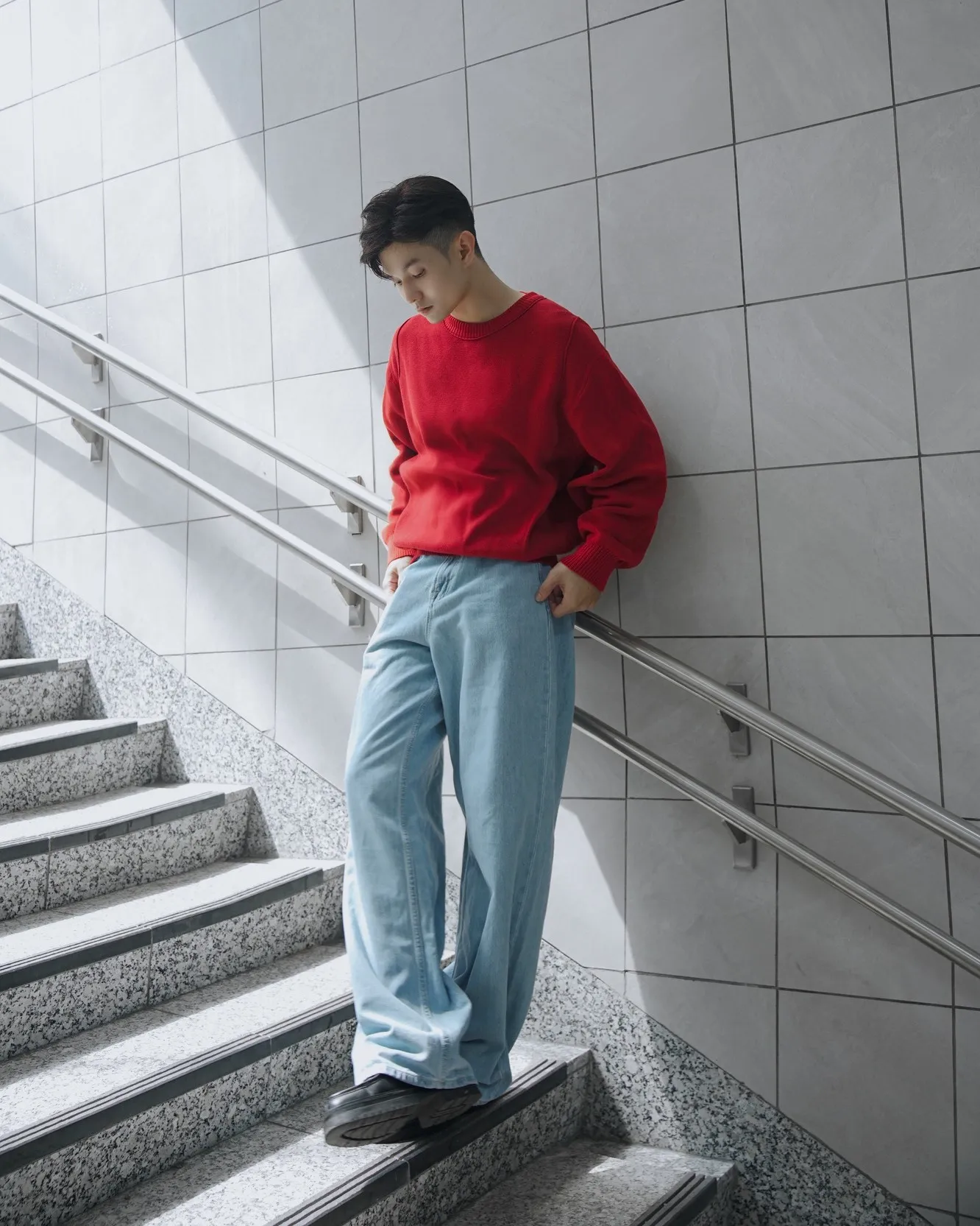 Phối quần nam ống rộng với áo len đỏ trơn nổi bật (Nguồn: Routine)