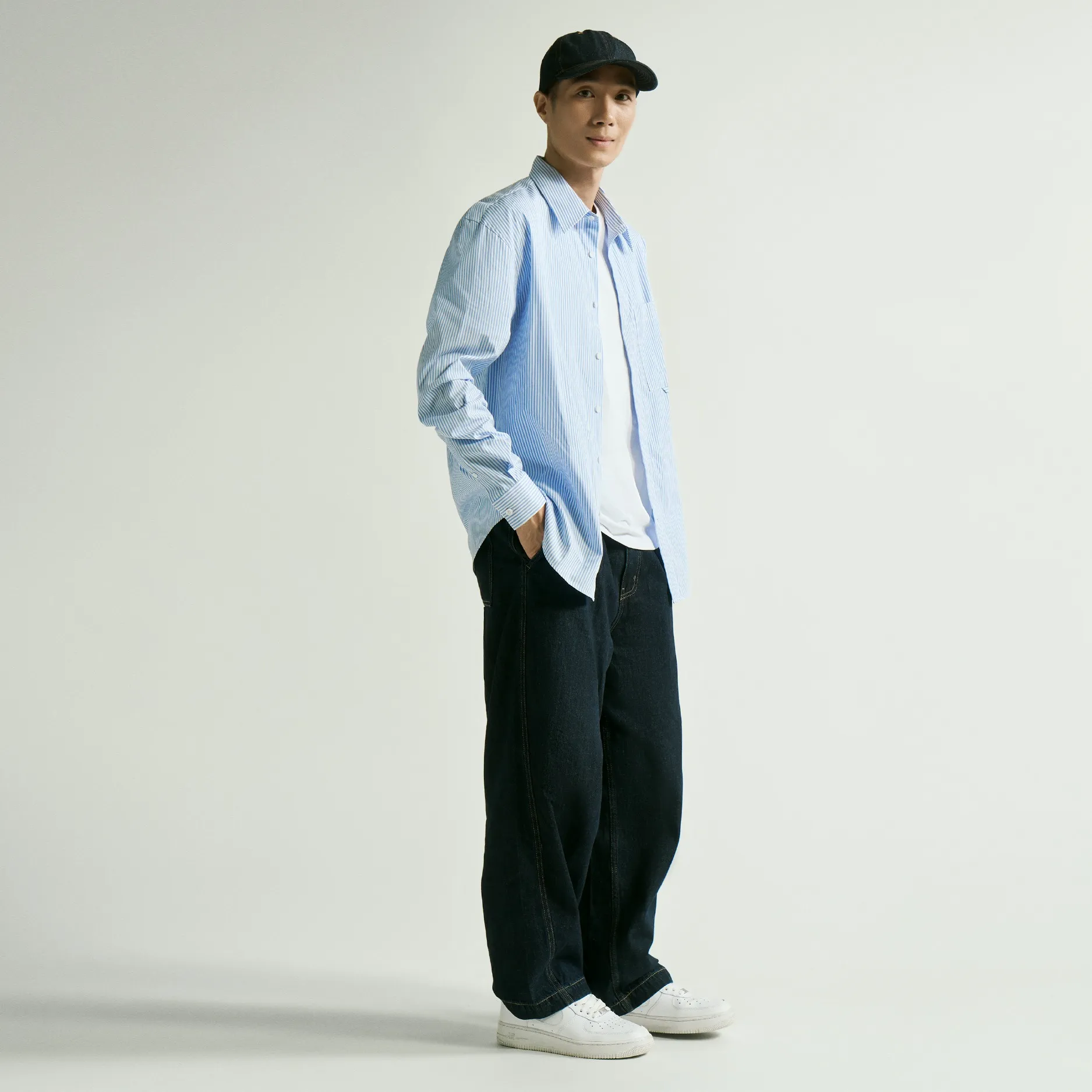 Phối quần nam ống rộng jeans với áo sơ mi khoác ngoài cực phong cách (Nguồn: Routine)