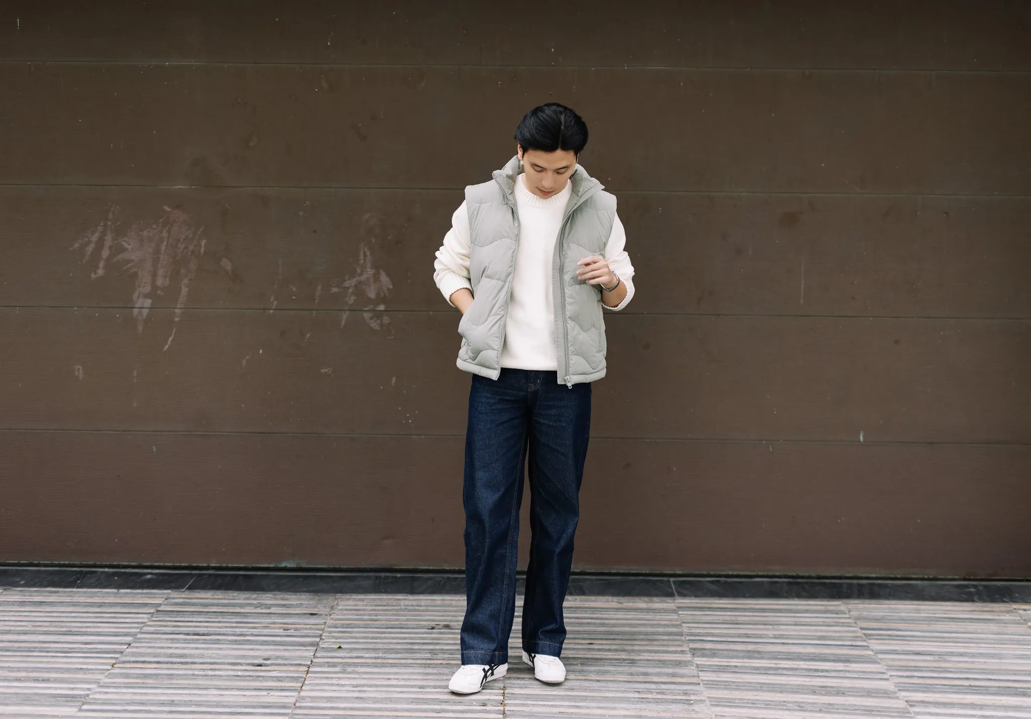 Phối quần ống rộng nam với áo sweater trẻ trung và thoải mái (Nguồn: Routine)