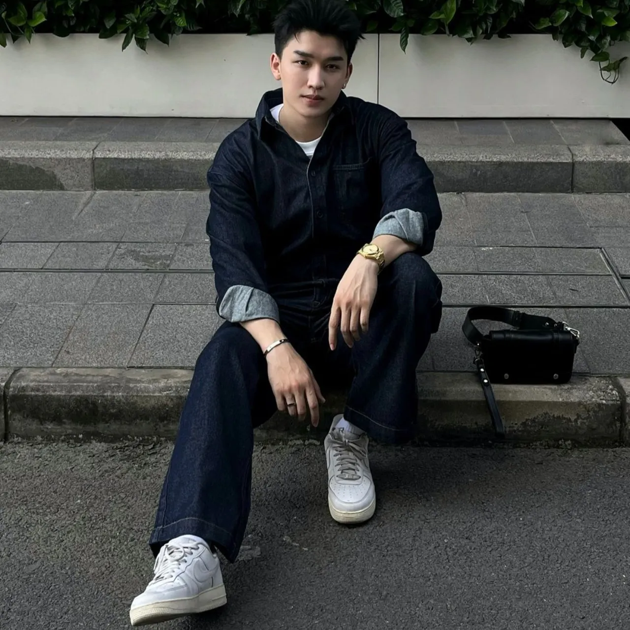 Chọn cùng kiểu wash denim để tạo nên set đồ ấn tượng (Nguồn: Routine)