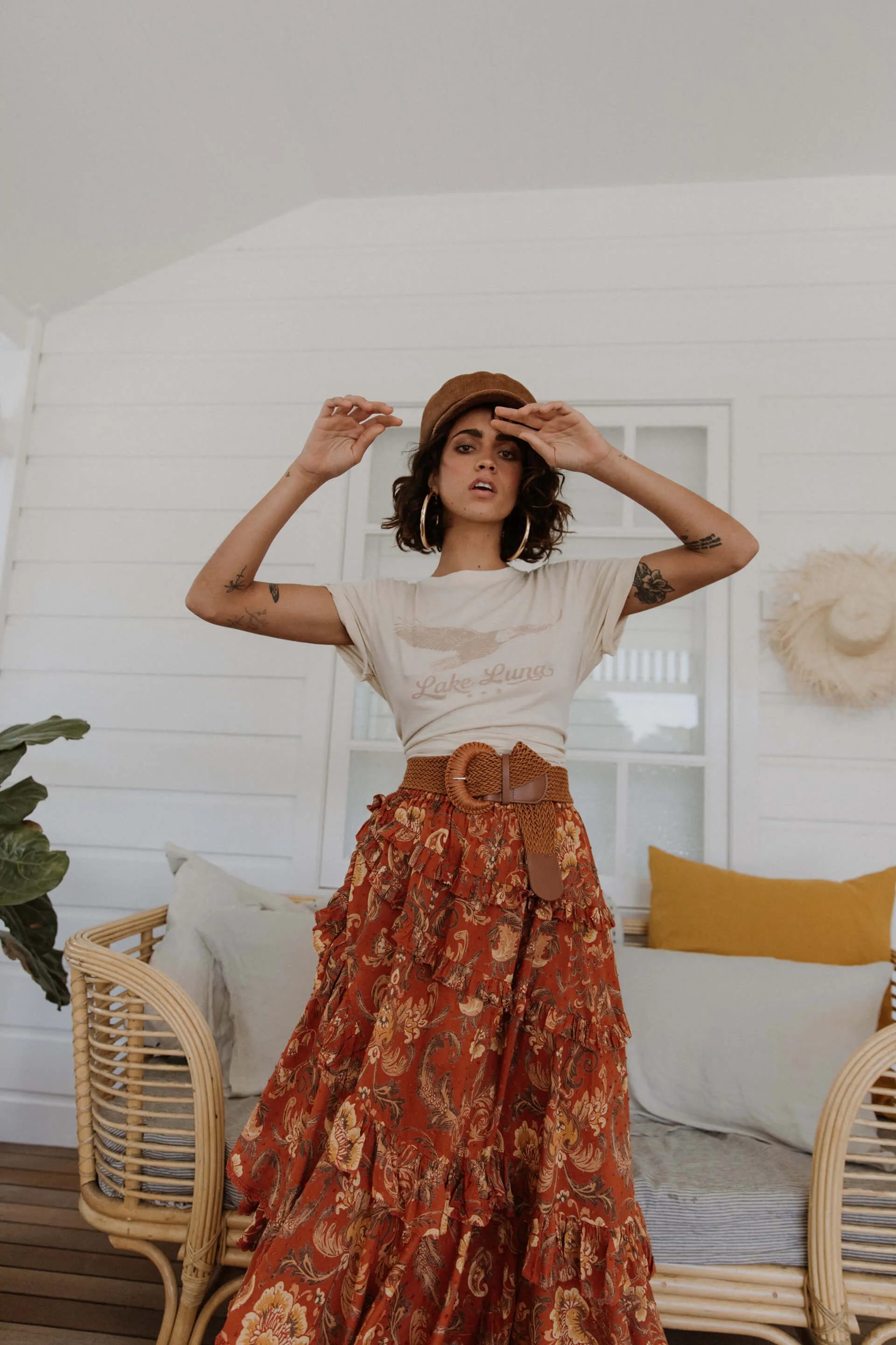 Phối đồ chuẩn phong cách Hippie với chân váy maxi và áo thun (Nguồn: Internet)