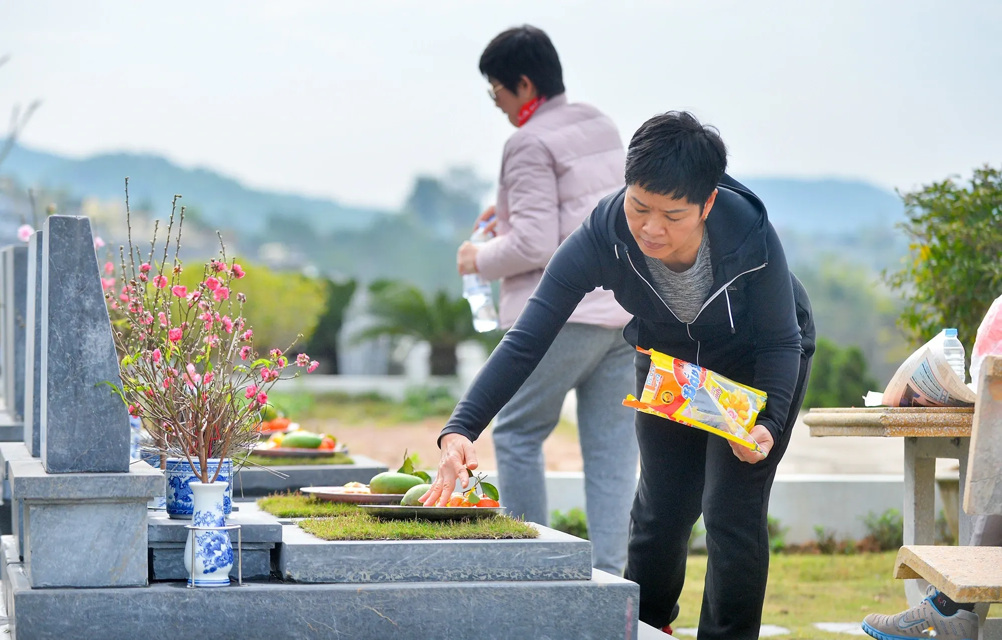 Tảo mộ là hoạt&nbsp;động không thể thiếu trước mỗi dịp Tết