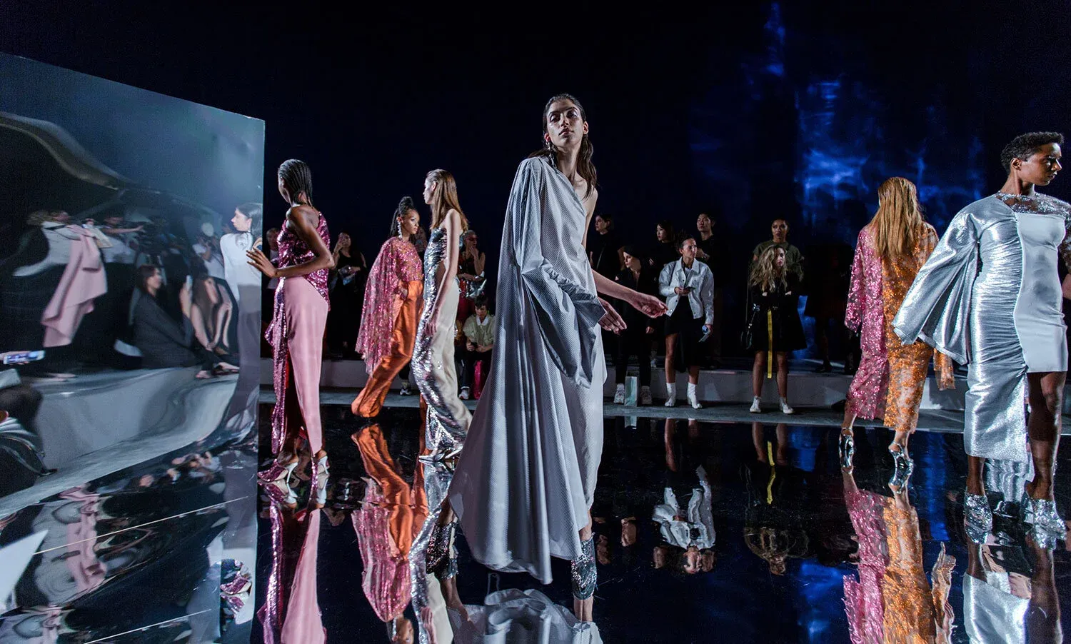 Production Fashion Show tập trung thể hiện yếu tố nghệ thuật