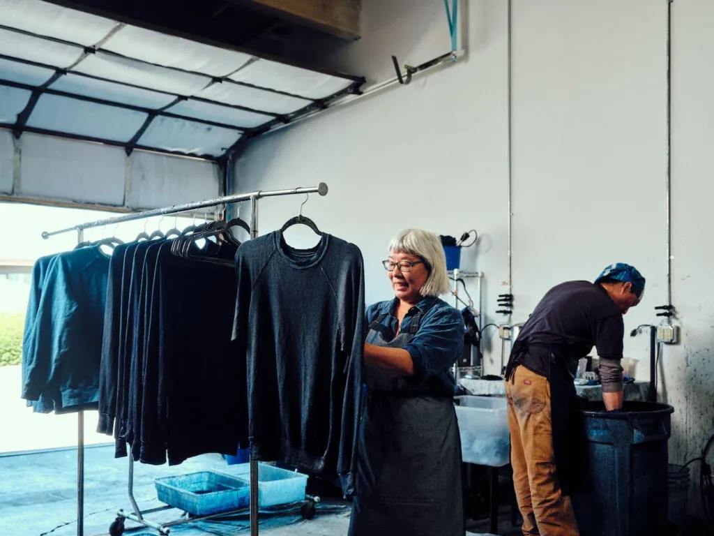 Quá trình tạo ra màu chàm khá phức tạp