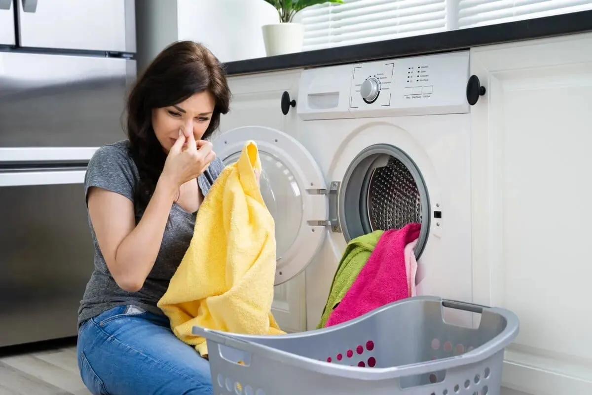 Quần áo để lâu trong máy giặt sau khi hoàn tất chu trình dễ bị ẩm và xuất hiện mùi khó chịu