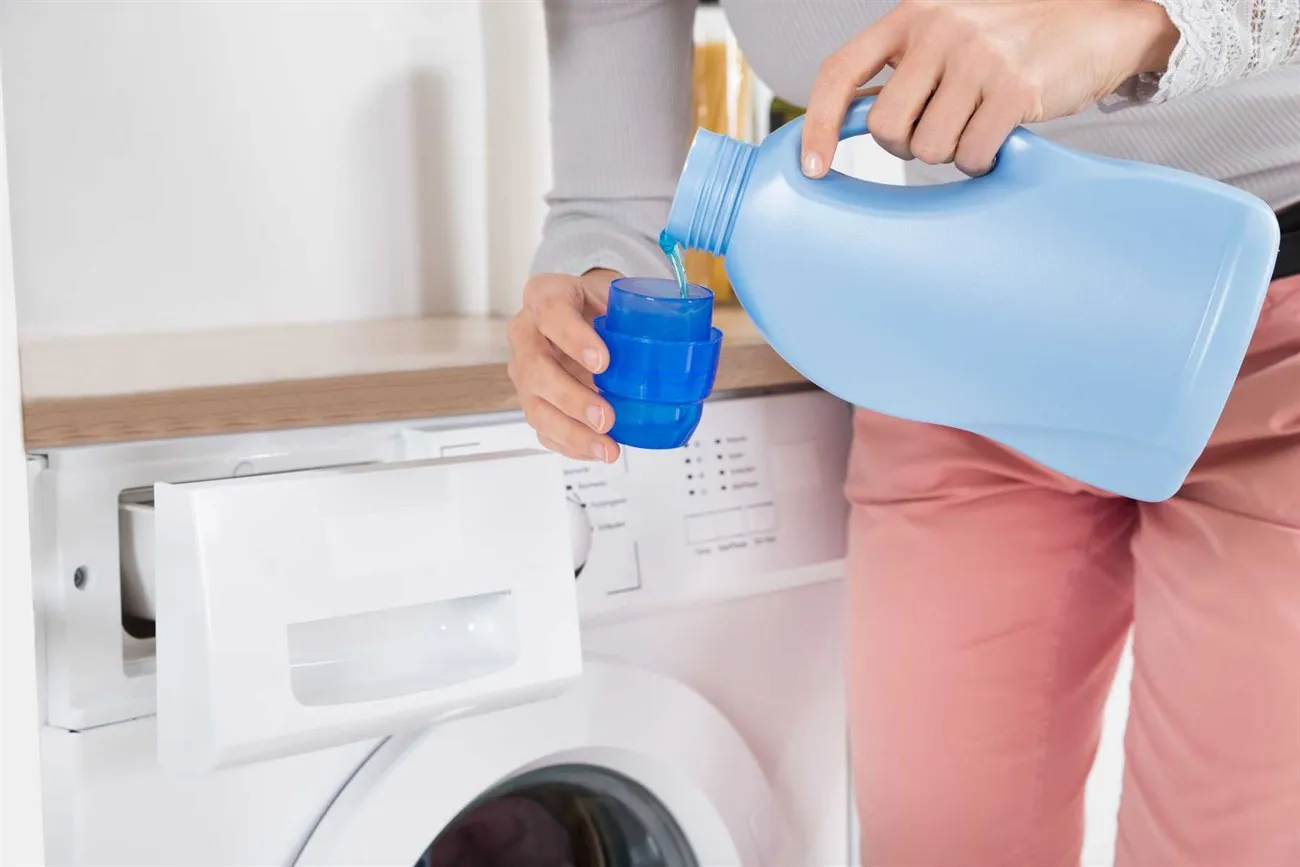 Sử dụng lượng nước giặt xả không phù hợp có thể khiến quần áo còn cặn hoặc chưa được làm sạch kỹ