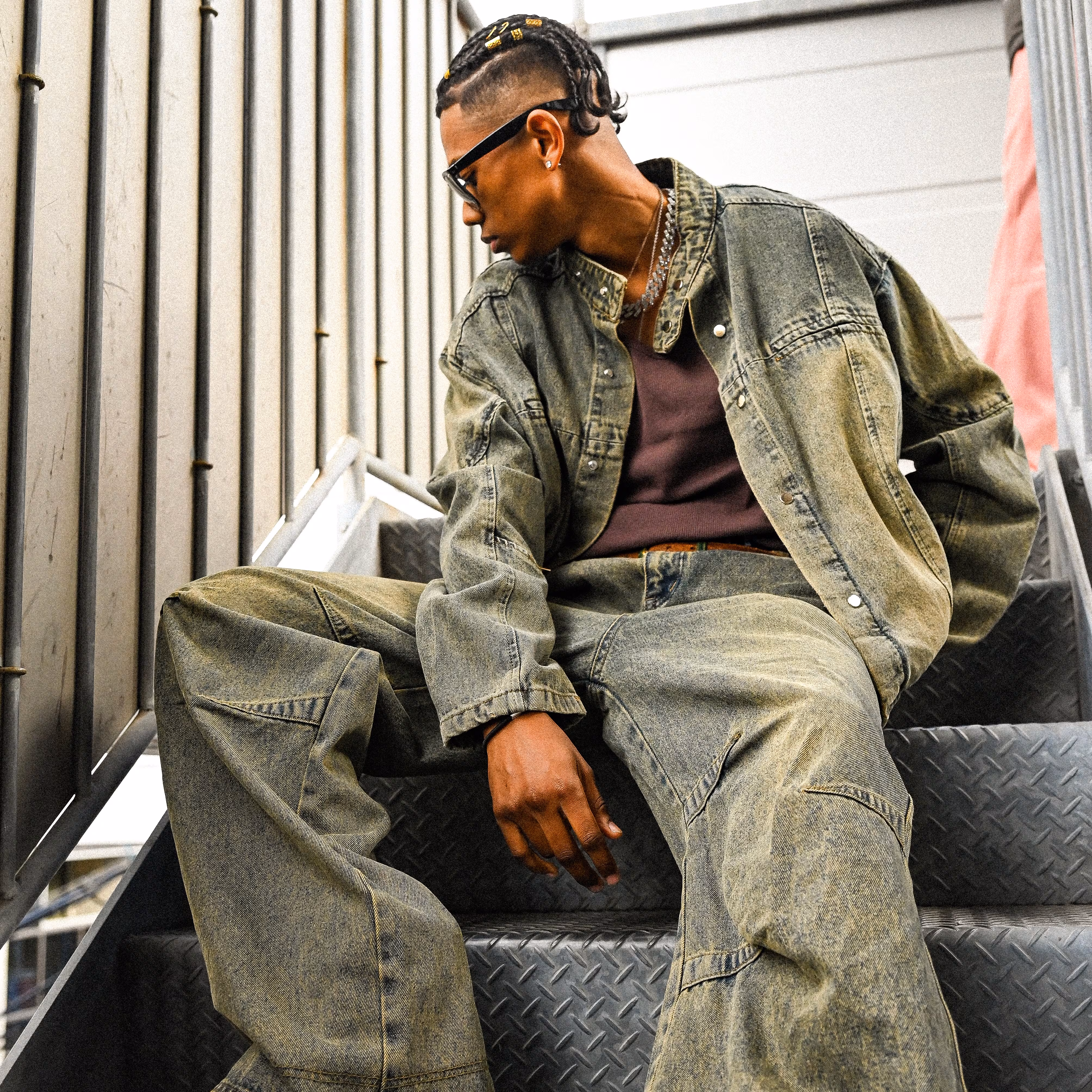 Quần áo chất liệu denim là nét đặc trưng của phong cách Old School