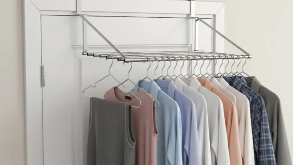 Phơi quần áo mới ở nơi thoáng mát và tránh nắng gắt giúp hạn chế bạc màu sau khi giặt