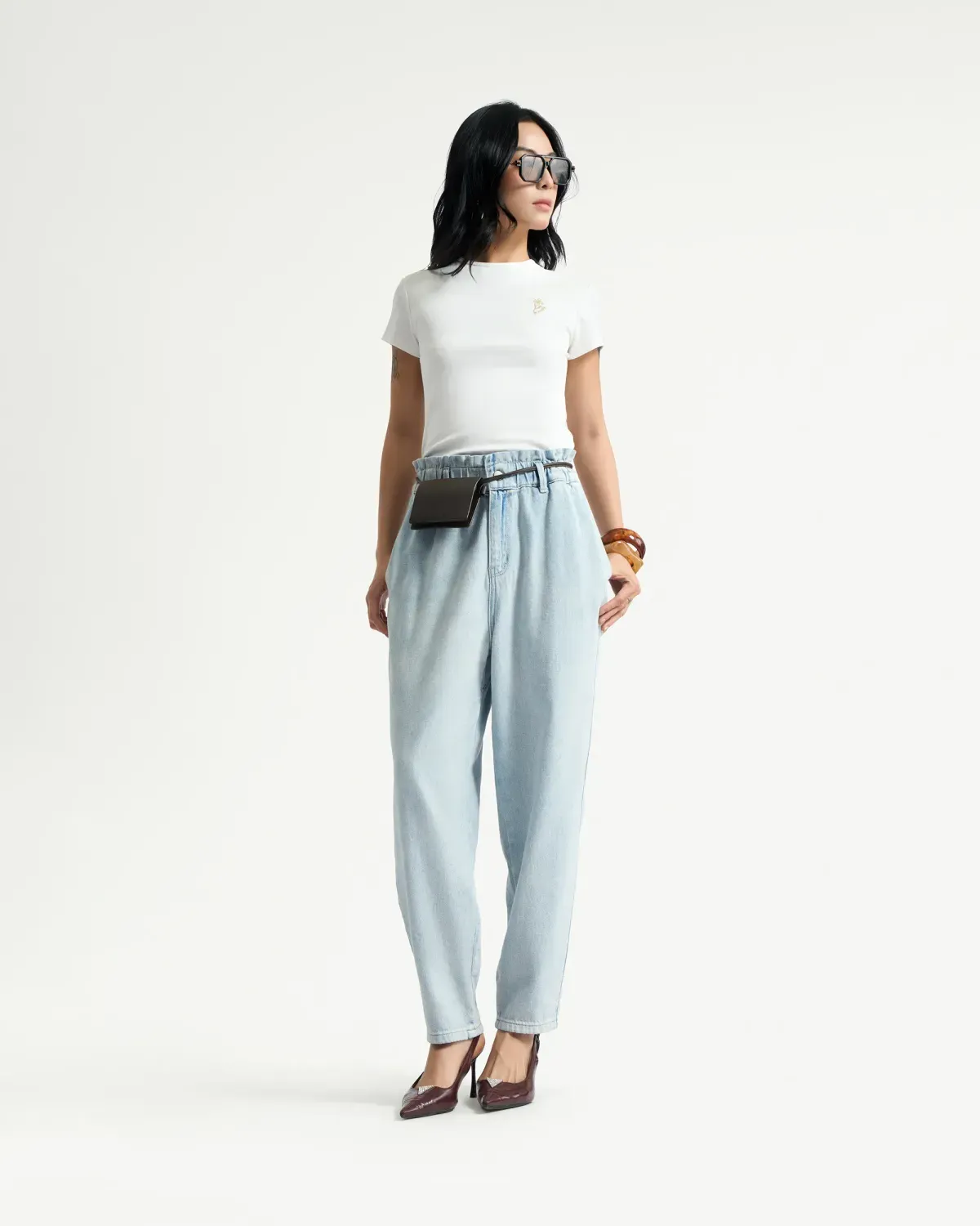 Phối quần baggy jeans với áo thun ôm ngắn tay đơn giản nhưng sành điệu (Nguồn: Routine)