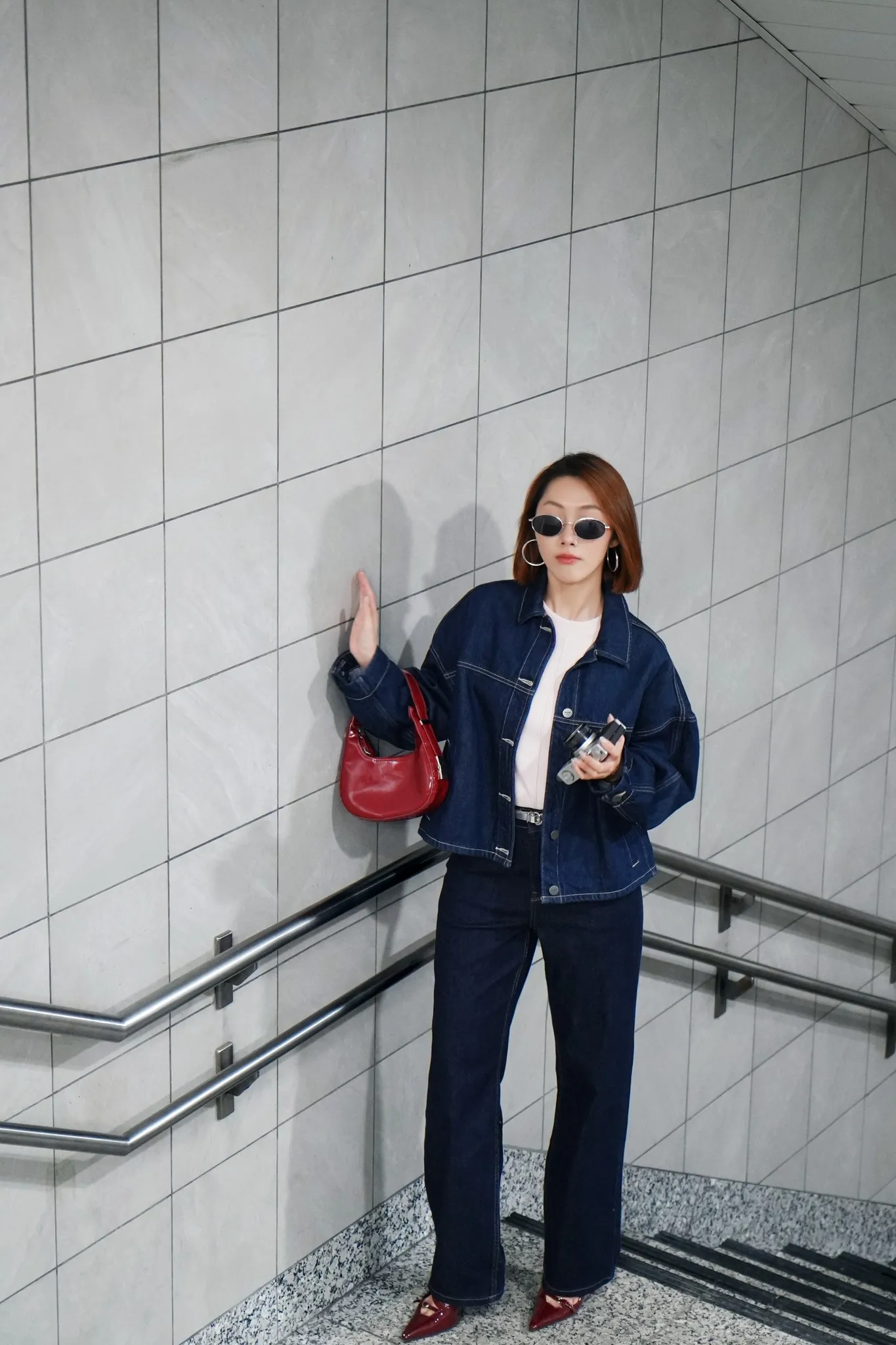Set denim-on-denim với quần jeans ống suông và áo khoác jeans mang đến vẻ ngoài cá tính (Nguồn: Routine)