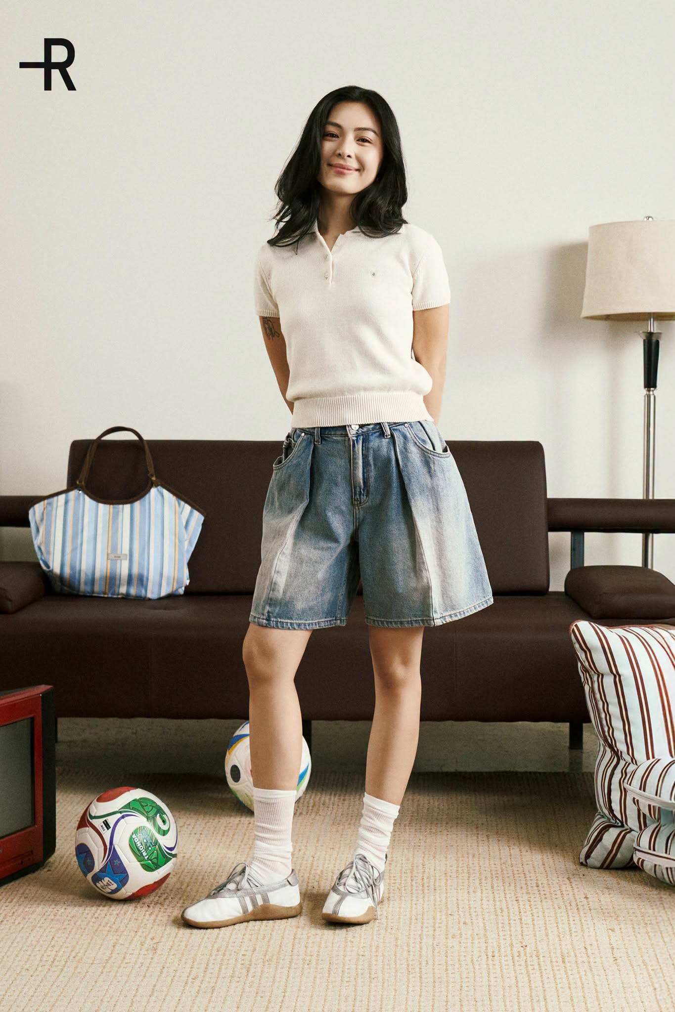 Quần short jean kết hợp giày thể thao ballet mang đến outfit năng động, trẻ trung