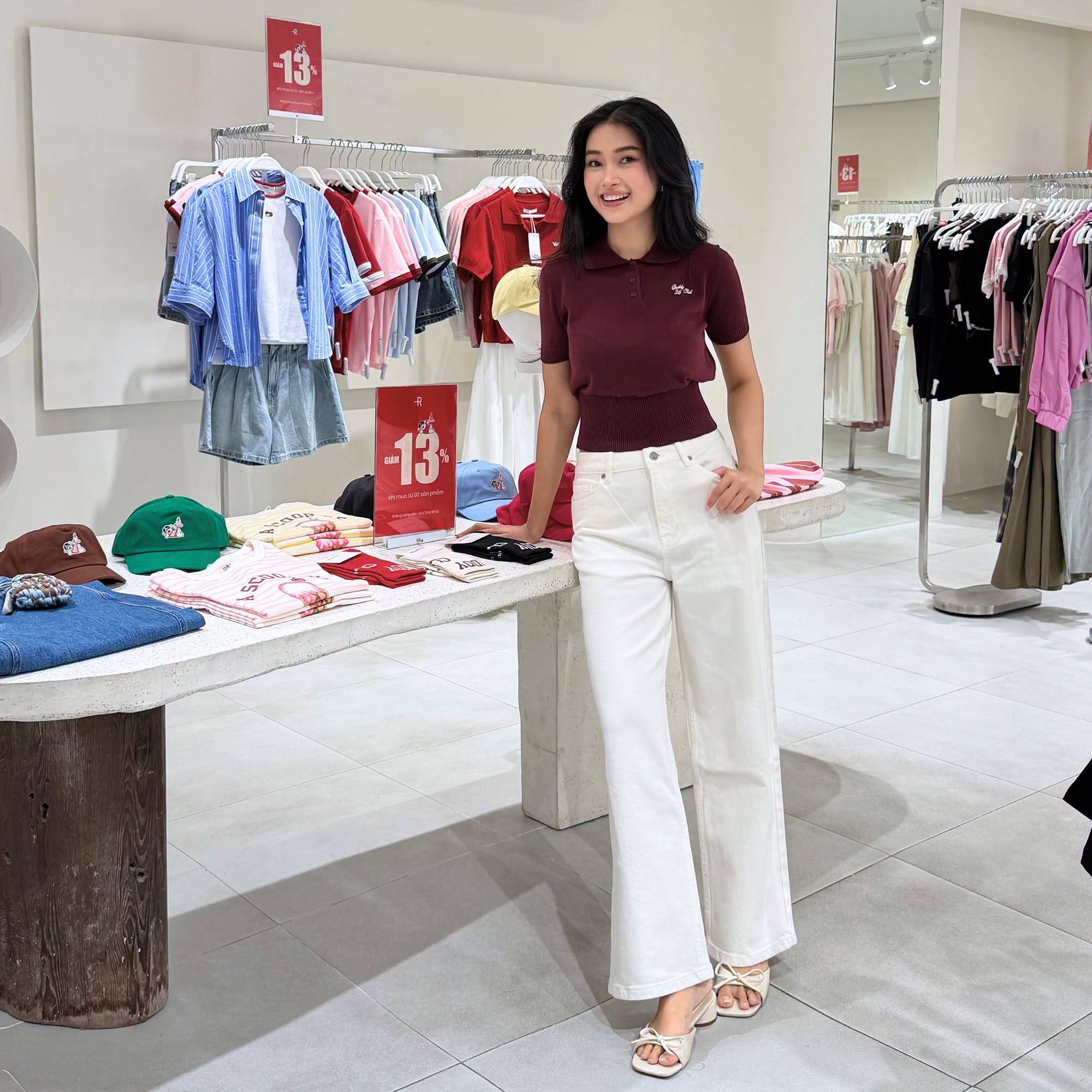 Sandal cao gót quai mảnh đi cùng quần jean trắng ống rộng mang đến diện mạo thanh lịch