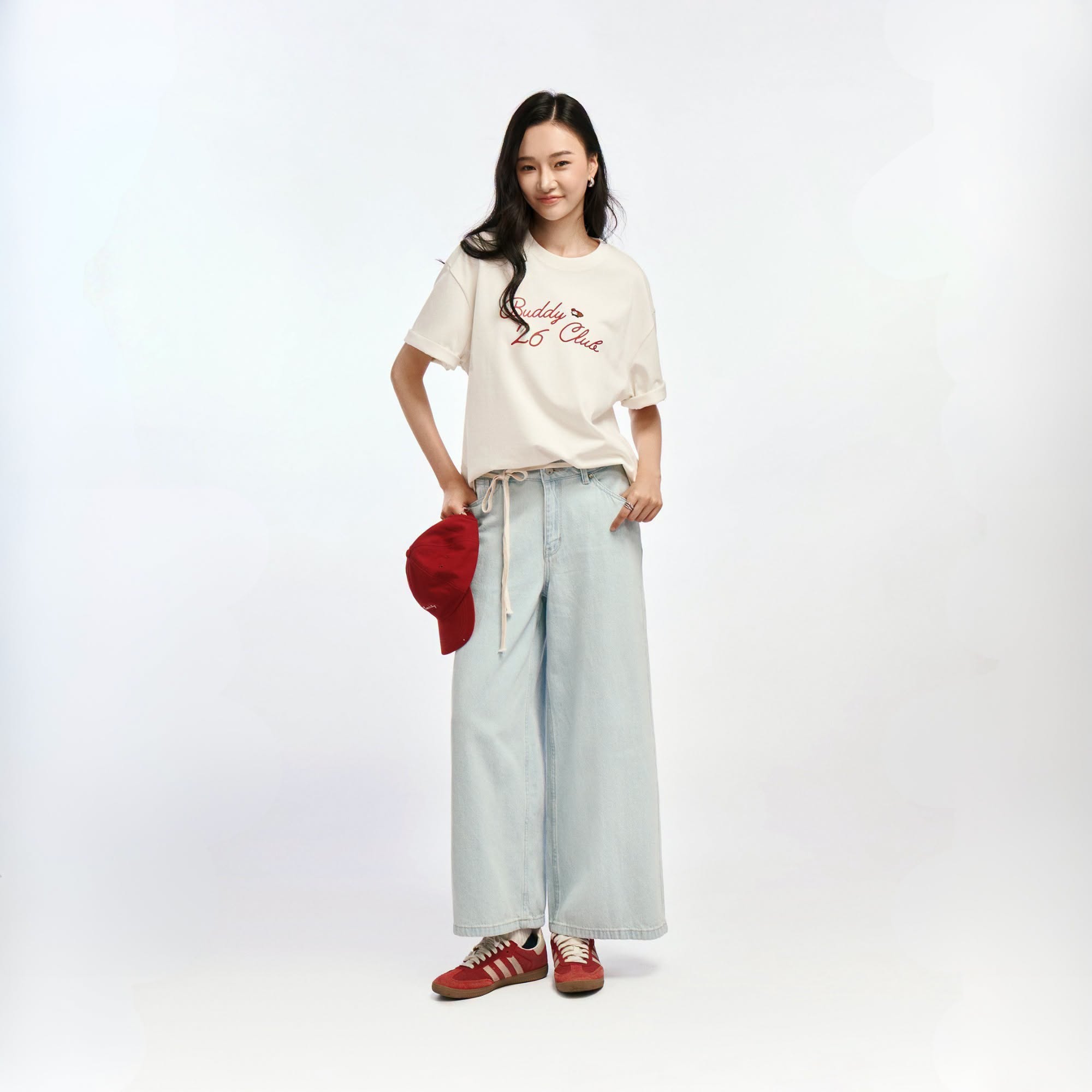 Jean ống rộng kết hợp sneaker màu nổi mang đến nét cá tính