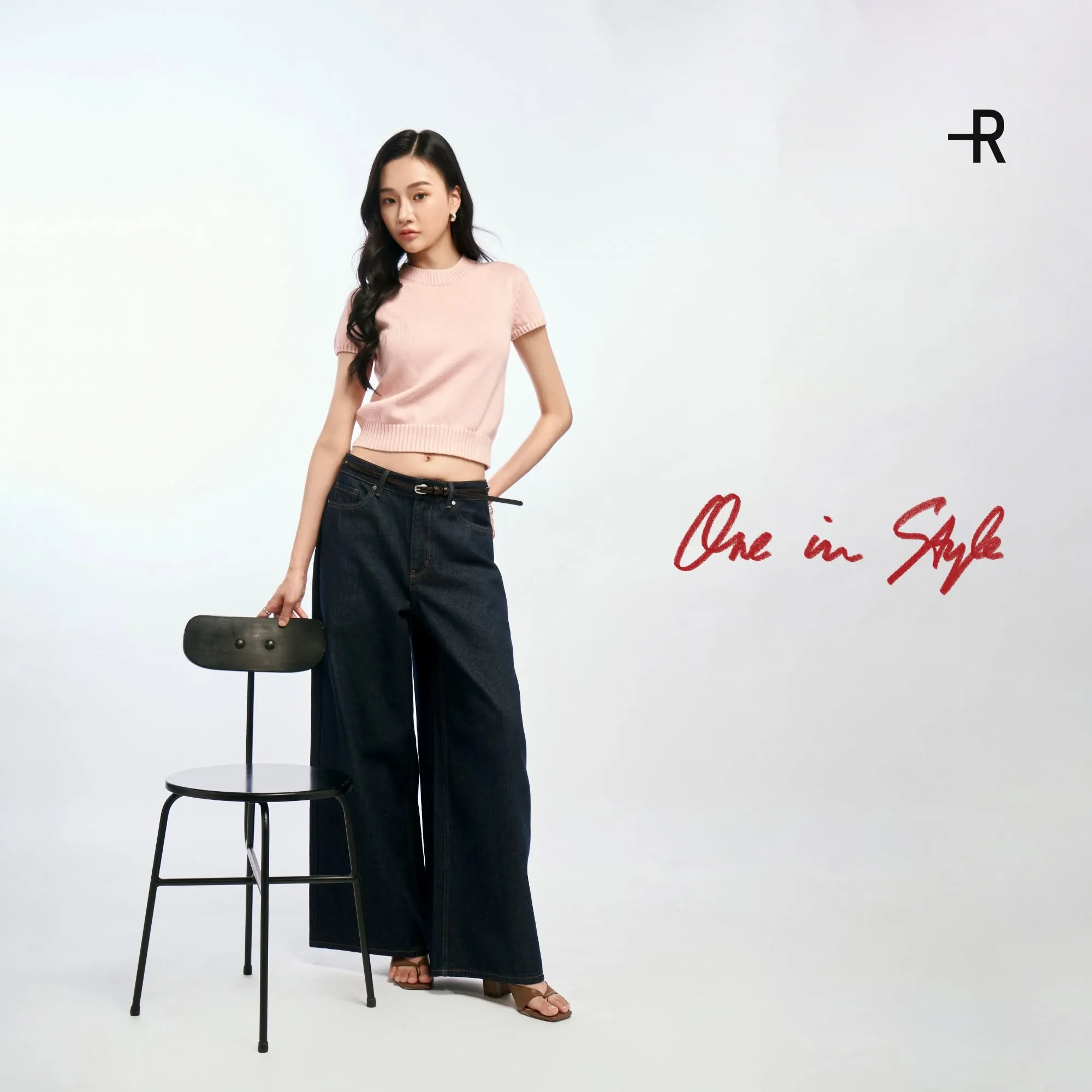 Jean xanh navy phối dép cao gót mang đến diện mạo thanh lịch