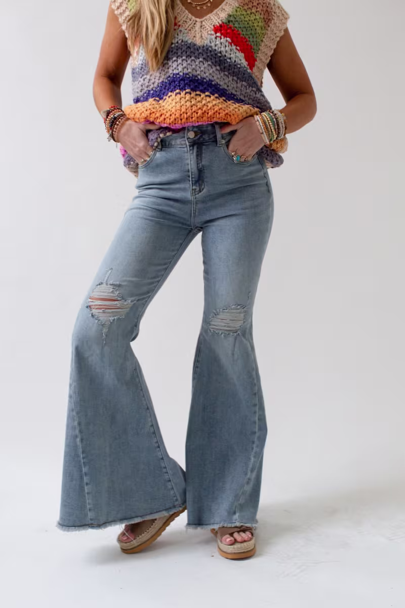 Quần jeans cạp cao mix ống loe là một trong những item kinh điển của thời trang thập niên 80 (Nguồn: internet)
