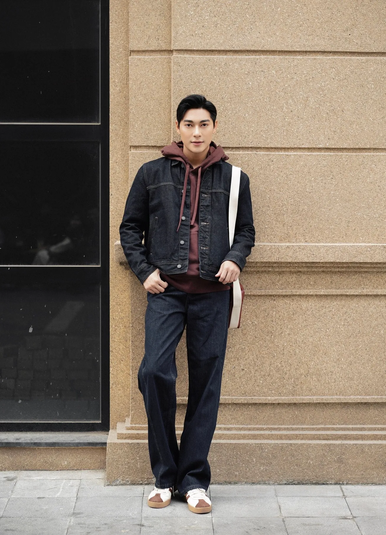 Phối quần jeans ống rộng nam với áo hoodie năng động và cá tính (Nguồn: Routine)