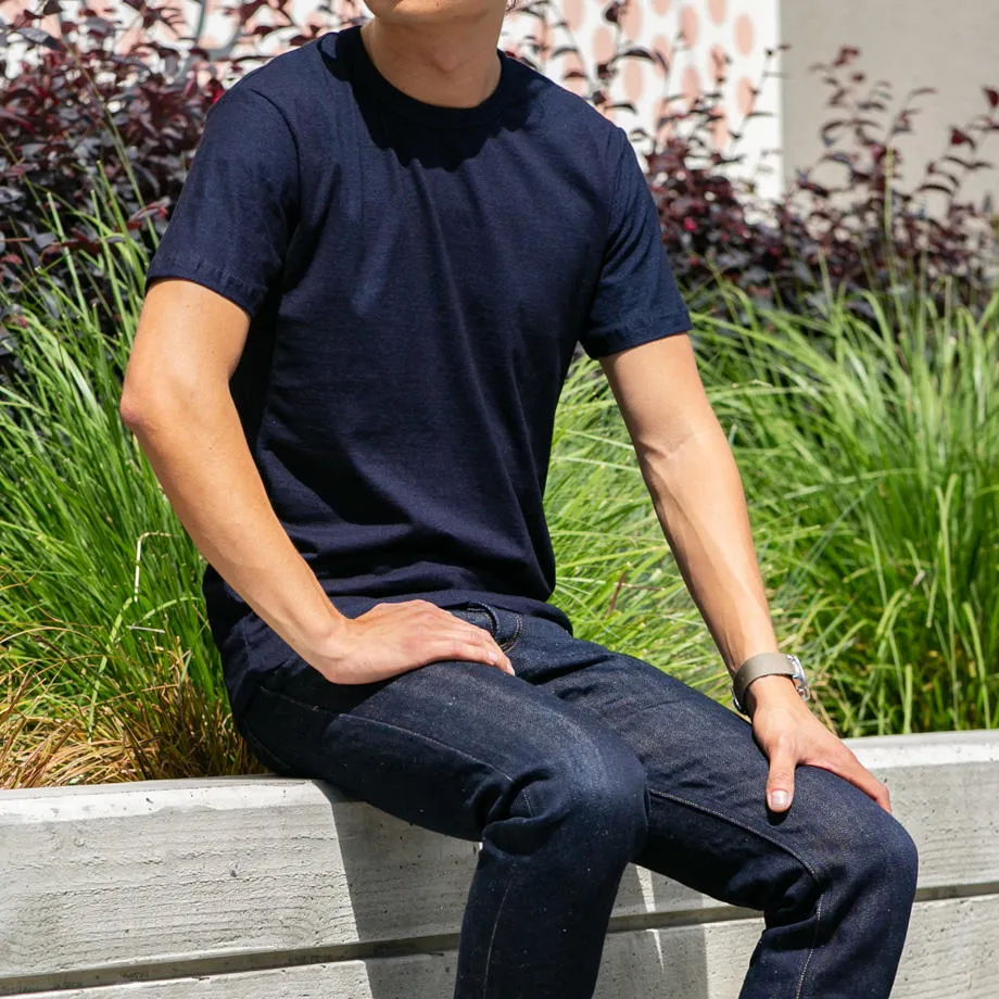 Quần jeans xanh với áo thun màu chàm rất thích hợp diện hàng ngày (Nguồn: Internet)