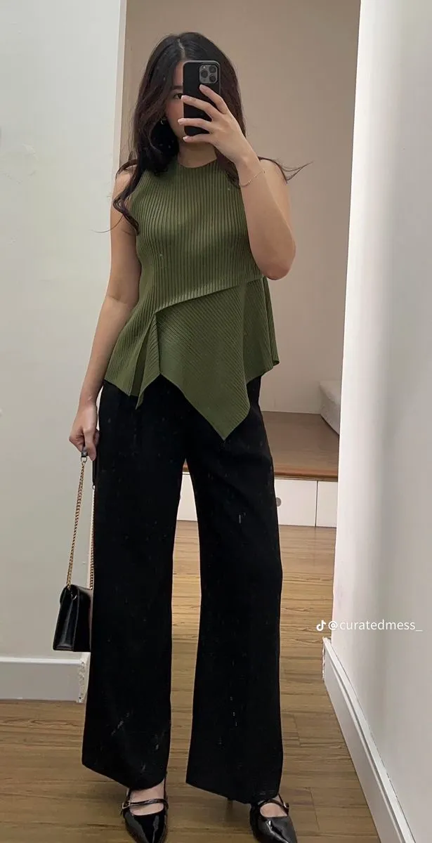Quần ống rộng mang cùng giày lolita thoải mái nhưng vẫn đảm bảo tính sang trọng (Nguồn: Routine)