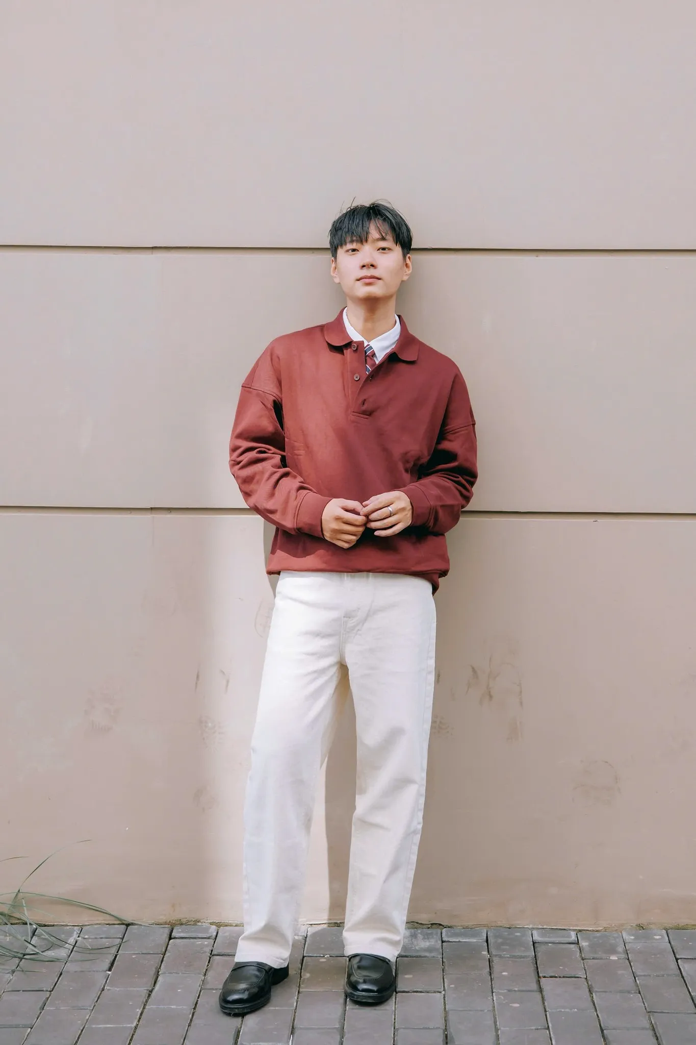 Phối quần ống rộng nam kaki với áo sweater cổ polo đỏ nổi bật (Nguồn: Routine)