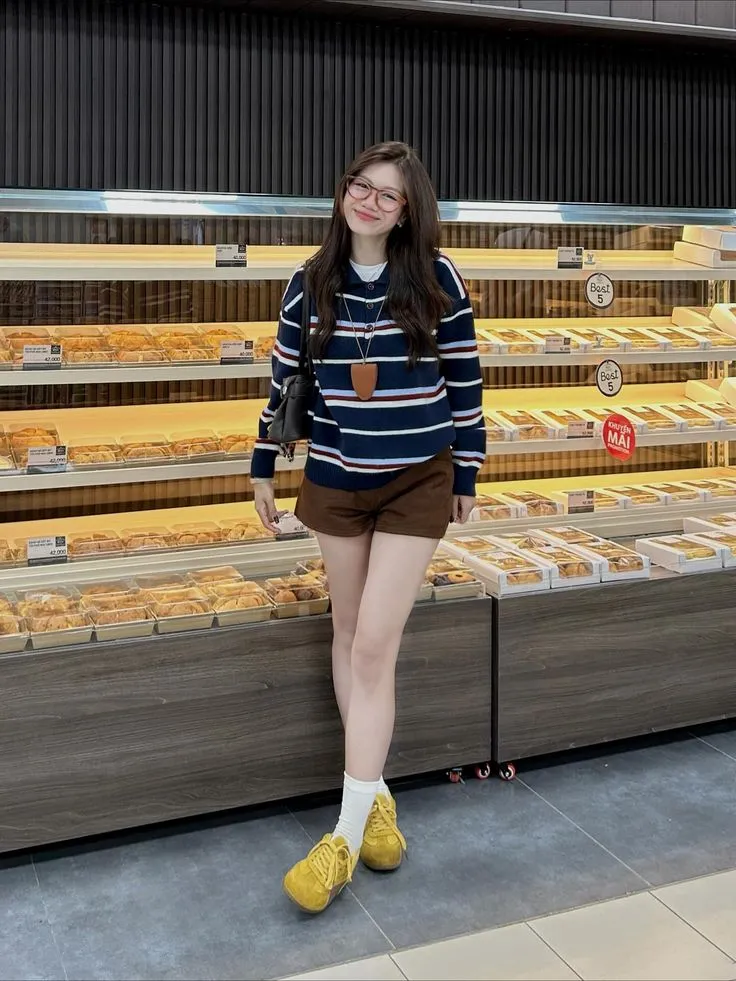 Quần short mix áo dài tay giúp bạn gái giữ ấm tốt, trẻ trung