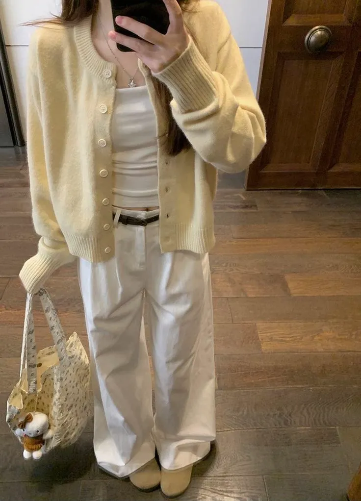 Quần tây nữ sáng màu cực hợp khi phối cùng áo cardigan màu pastel