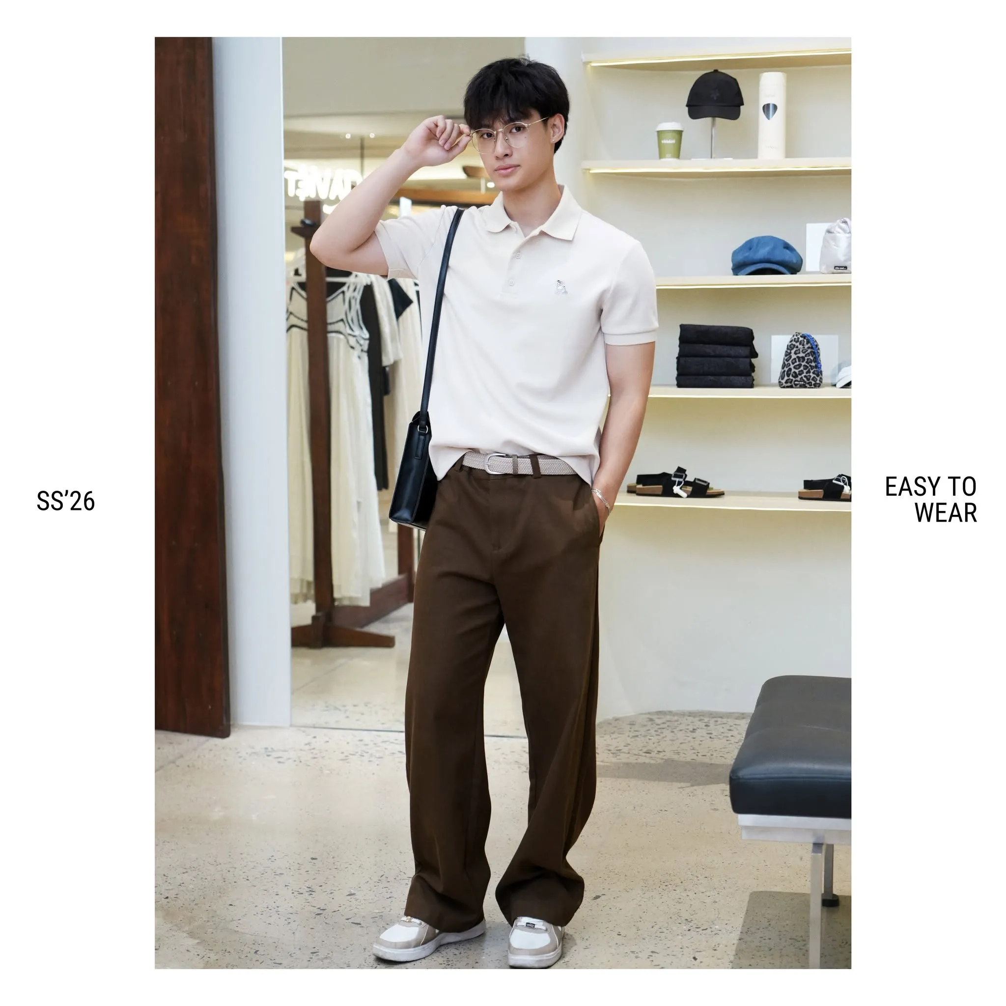 Outfit polo màu kem phối quần tây nâu và sneaker trắng theo phong cách smart casual