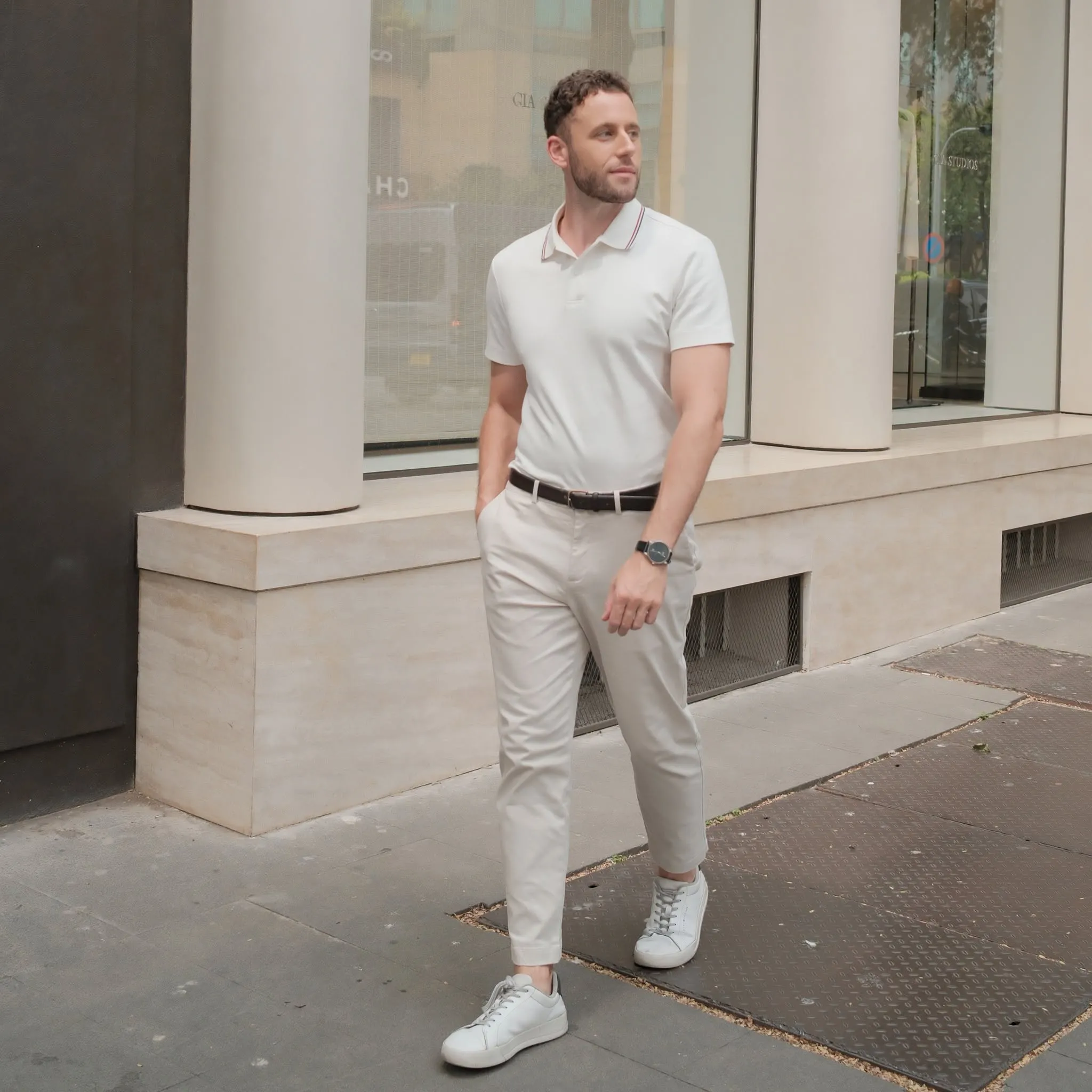 Outfit lịch lãm cho nam công sở với áo polo trắng, quần tây và giày thể thao