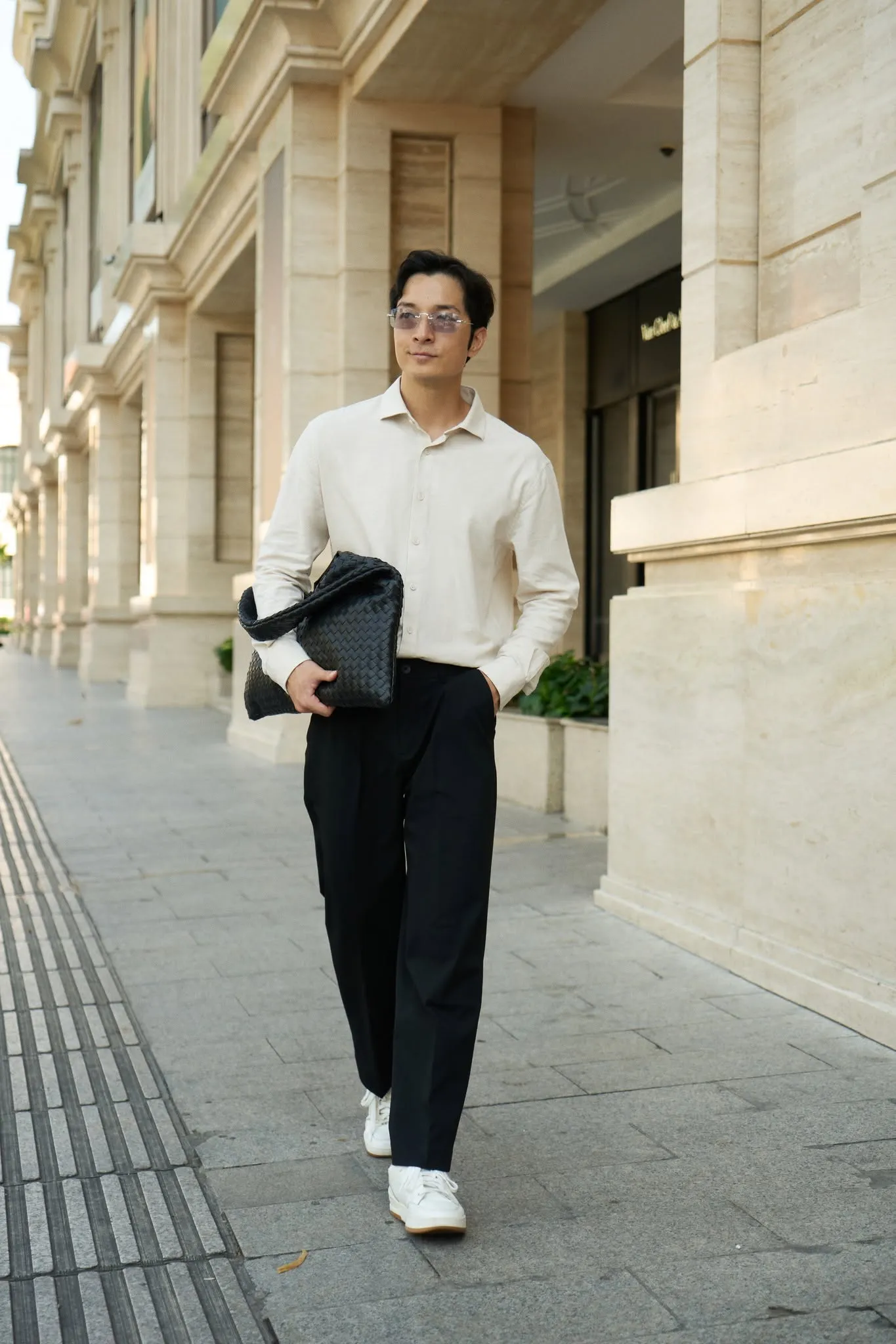 Sơ mi linen sáng màu phối quần tây đen và giày thể thao trắng