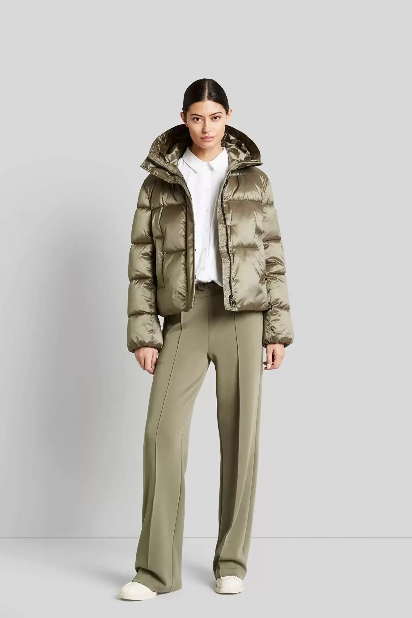 Phối quần màu xanh rêu với áo trắng thanh lịch