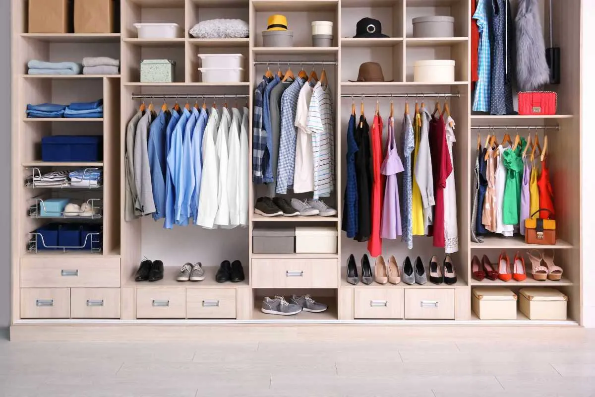 Sắp xếp tủ quần áo hợp lý và vệ sinh định kỳ sẽ giúp quần áo không bị ẩm mốc