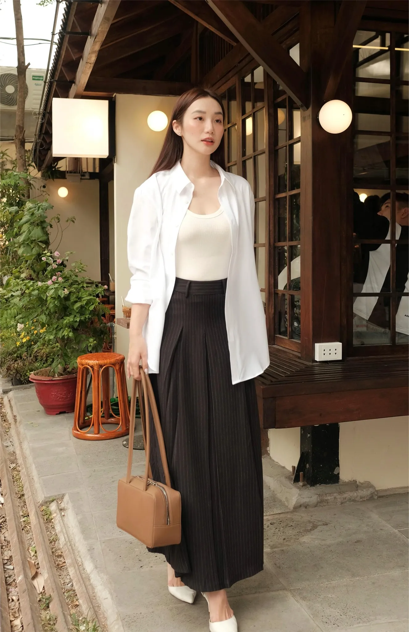 Set đồ chân váy dài + sơ mi + áo tanktop là lựa chọn hoàn hảo cho những ngày se lạnh ở Đà Lạt (Nguồn: Routine)