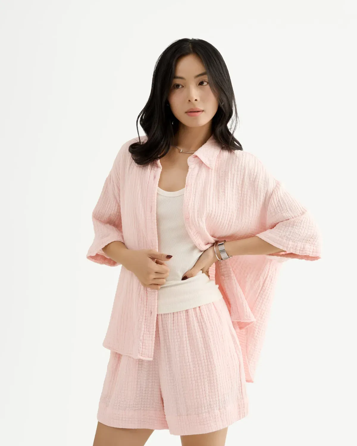 Set đồ mix áo ba lỗ và sơ mi khoác ngoài đơn giản, nhẹ nhàng (Nguồn: Routine)